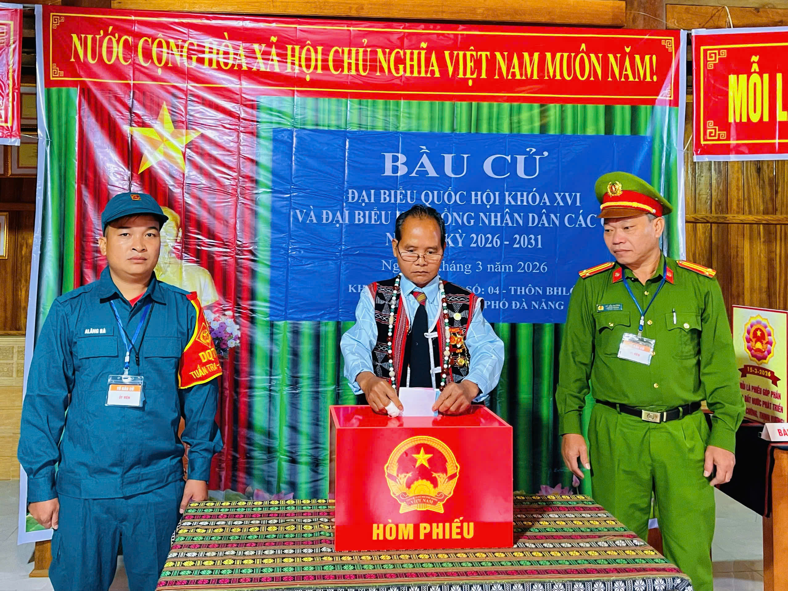 Phó Chủ tịch Quốc hội Trần Quang Phương tham gia bầu cử tại Đà Nẵng 2026 - Ảnh 14. Phó Chủ tịch Quốc hội Trần Quang Phương tham gia bầu cử tại Đà Nẵng 2026 - Ảnh 14.