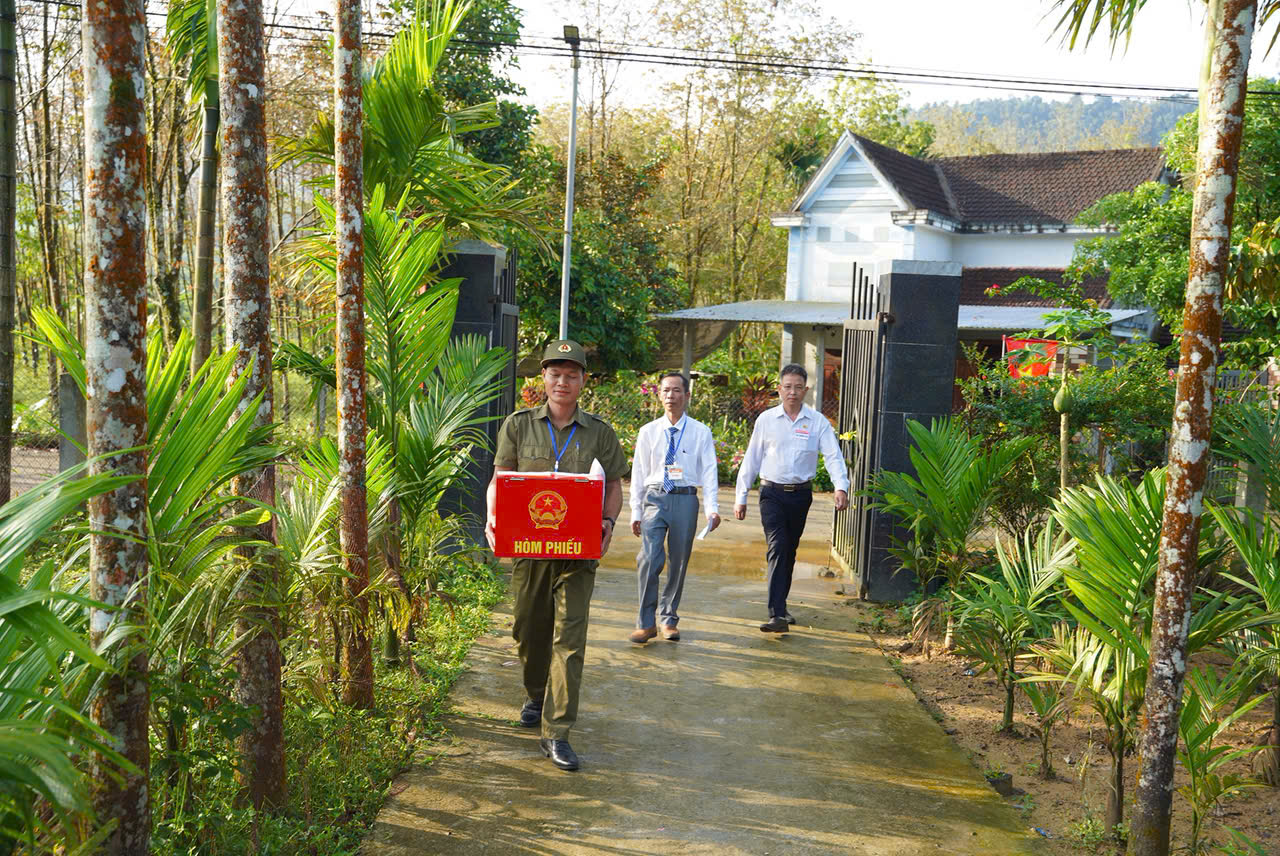 Phó Chủ tịch Quốc hội Trần Quang Phương tham gia bầu cử tại Đà Nẵng 2026 - Ảnh 19. Phó Chủ tịch Quốc hội Trần Quang Phương tham gia bầu cử tại Đà Nẵng 2026 - Ảnh 19.