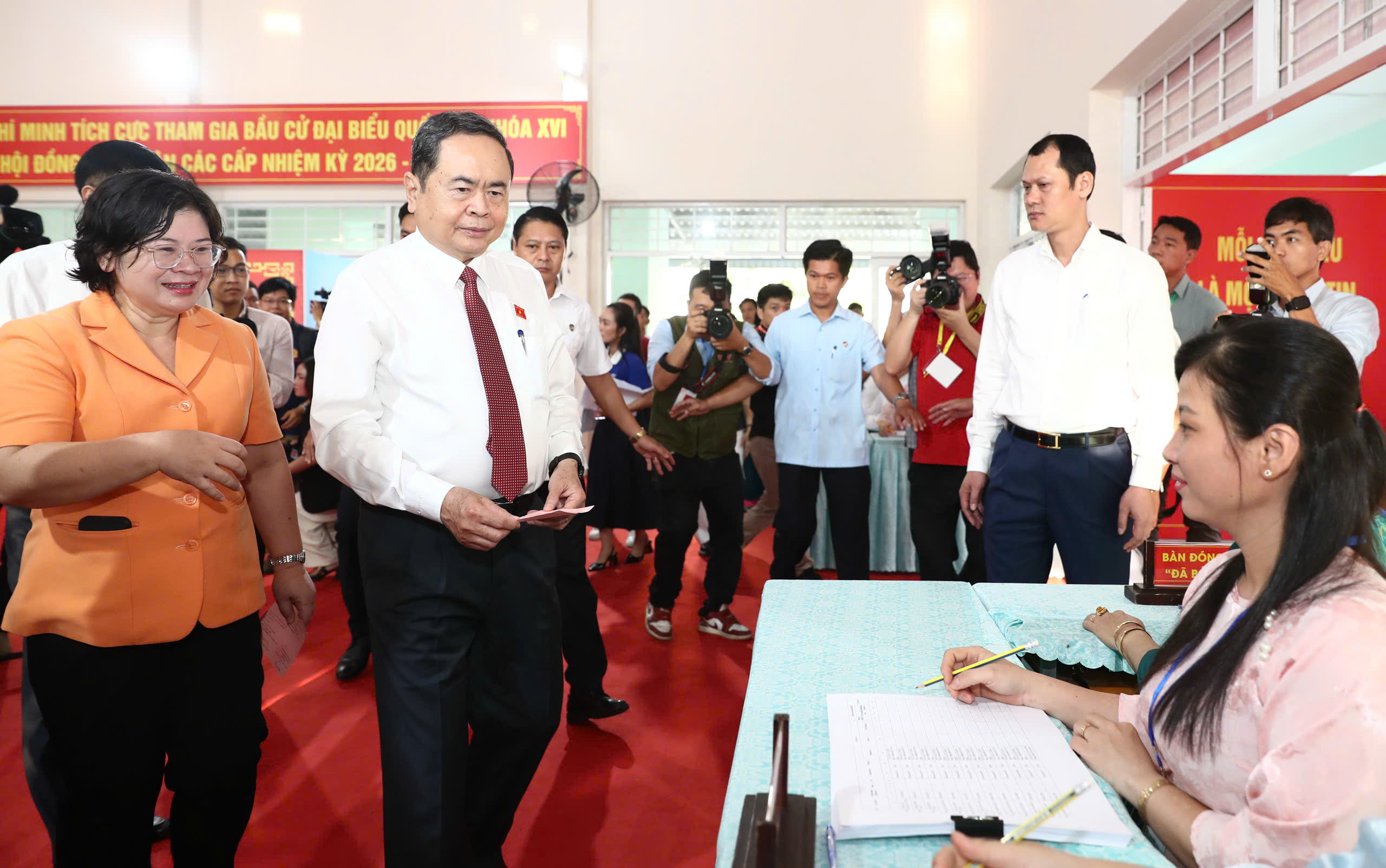 Chủ tịch Quốc hội, Bí thư Thành ủy TPHCM bỏ phiếu bầu cử tại xã Hóc Môn - Ảnh 3.