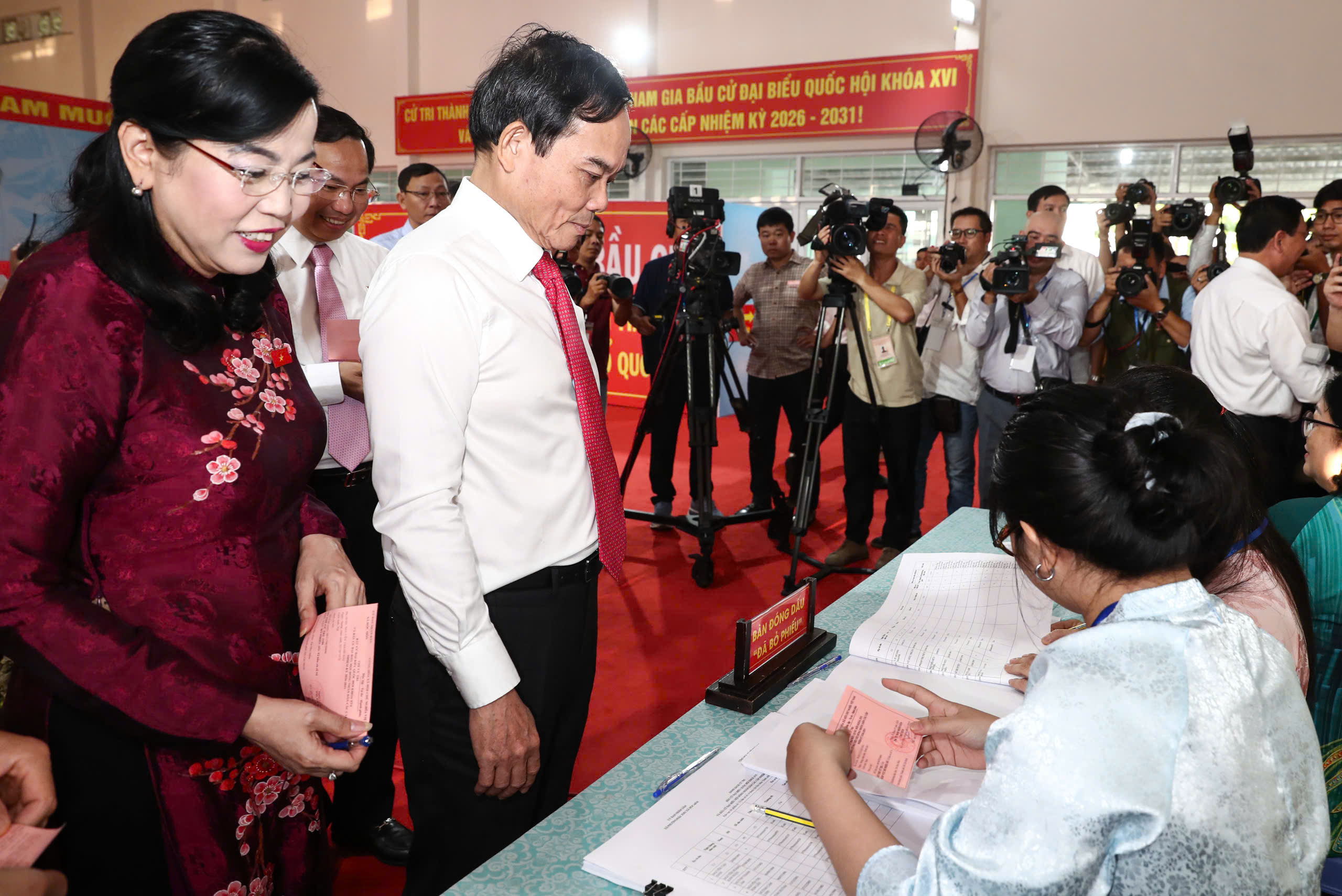 Chủ tịch Quốc hội, Bí thư Thành ủy TPHCM bỏ phiếu bầu cử tại xã Hóc Môn - Ảnh 5.