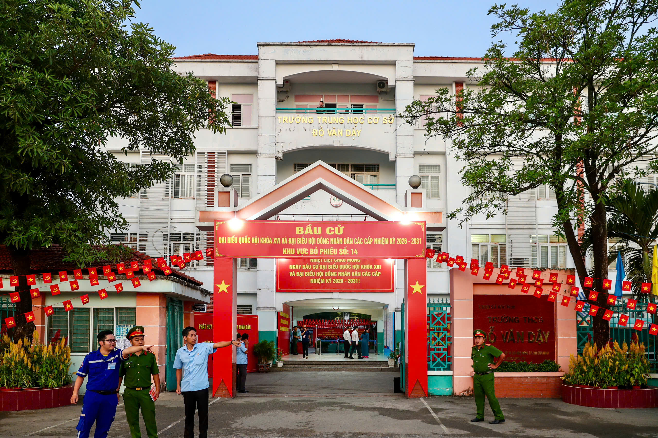 Chủ tịch Quốc hội, Bí thư Thành ủy TPHCM bỏ phiếu bầu cử tại xã Hóc Môn - Ảnh 7.