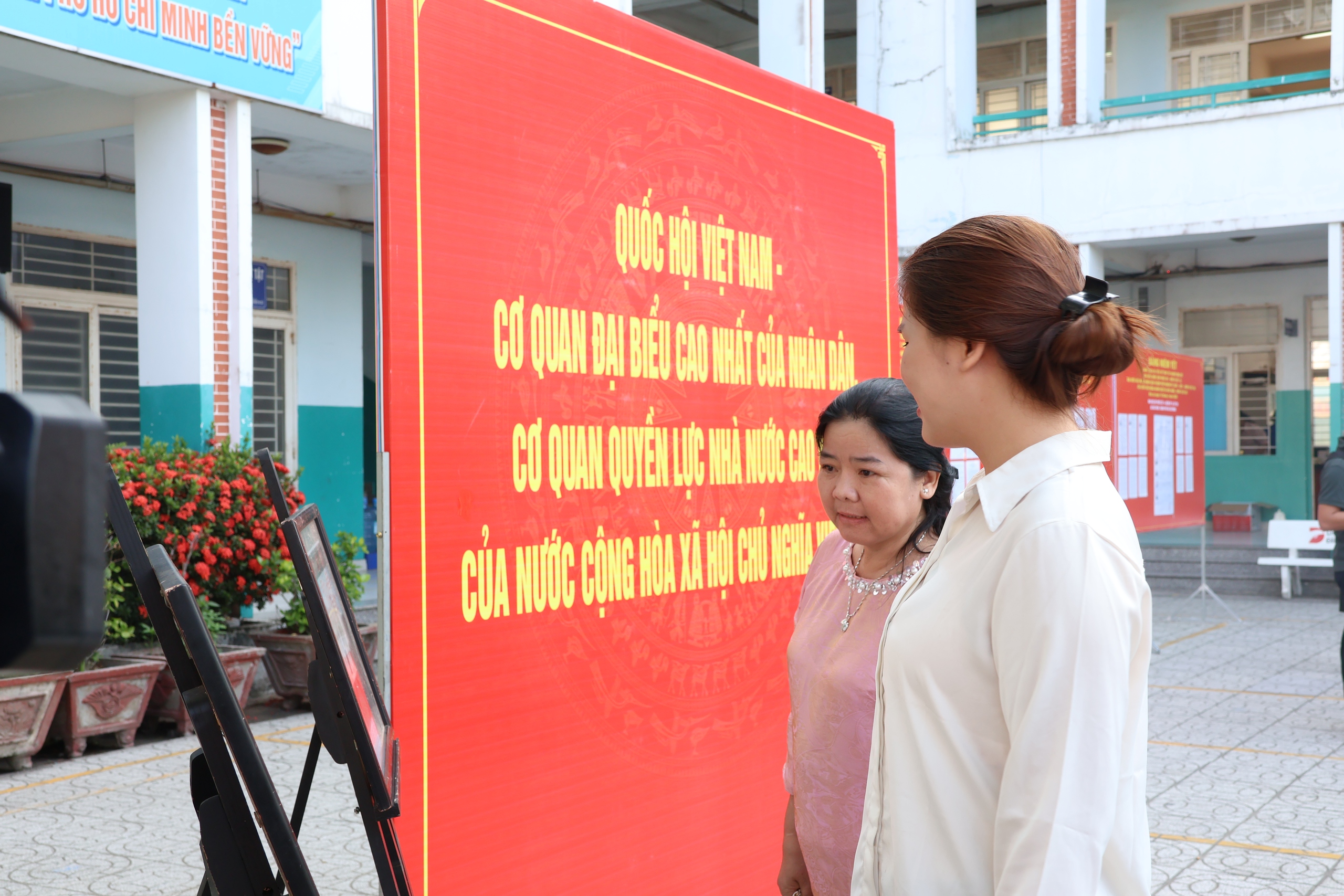 Chủ tịch Quốc hội, Bí thư Thành ủy TPHCM bỏ phiếu bầu cử tại xã Hóc Môn - Ảnh 9.