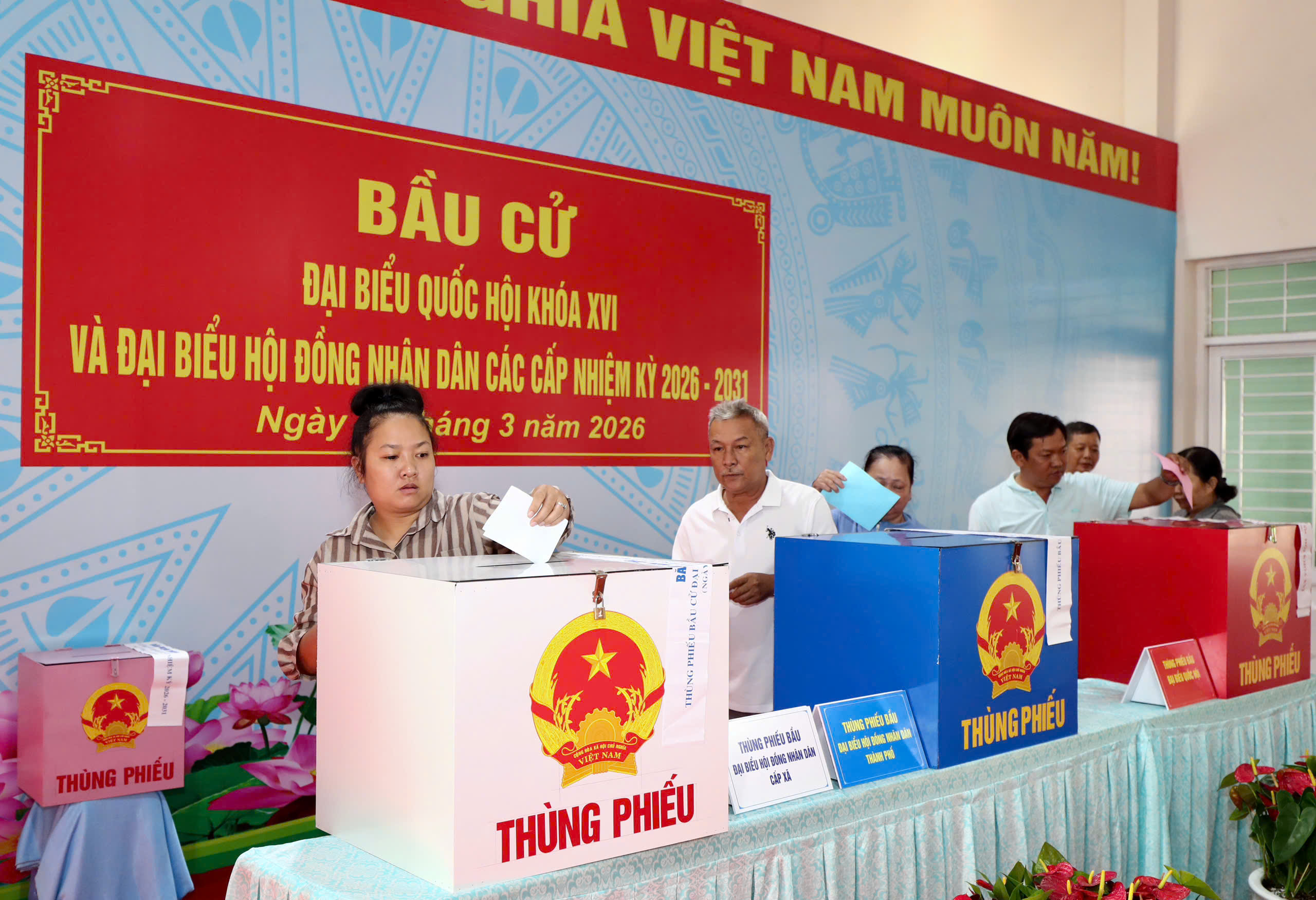 Chủ tịch Quốc hội, Bí thư Thành ủy TPHCM bỏ phiếu bầu cử tại xã Hóc Môn - Ảnh 14.