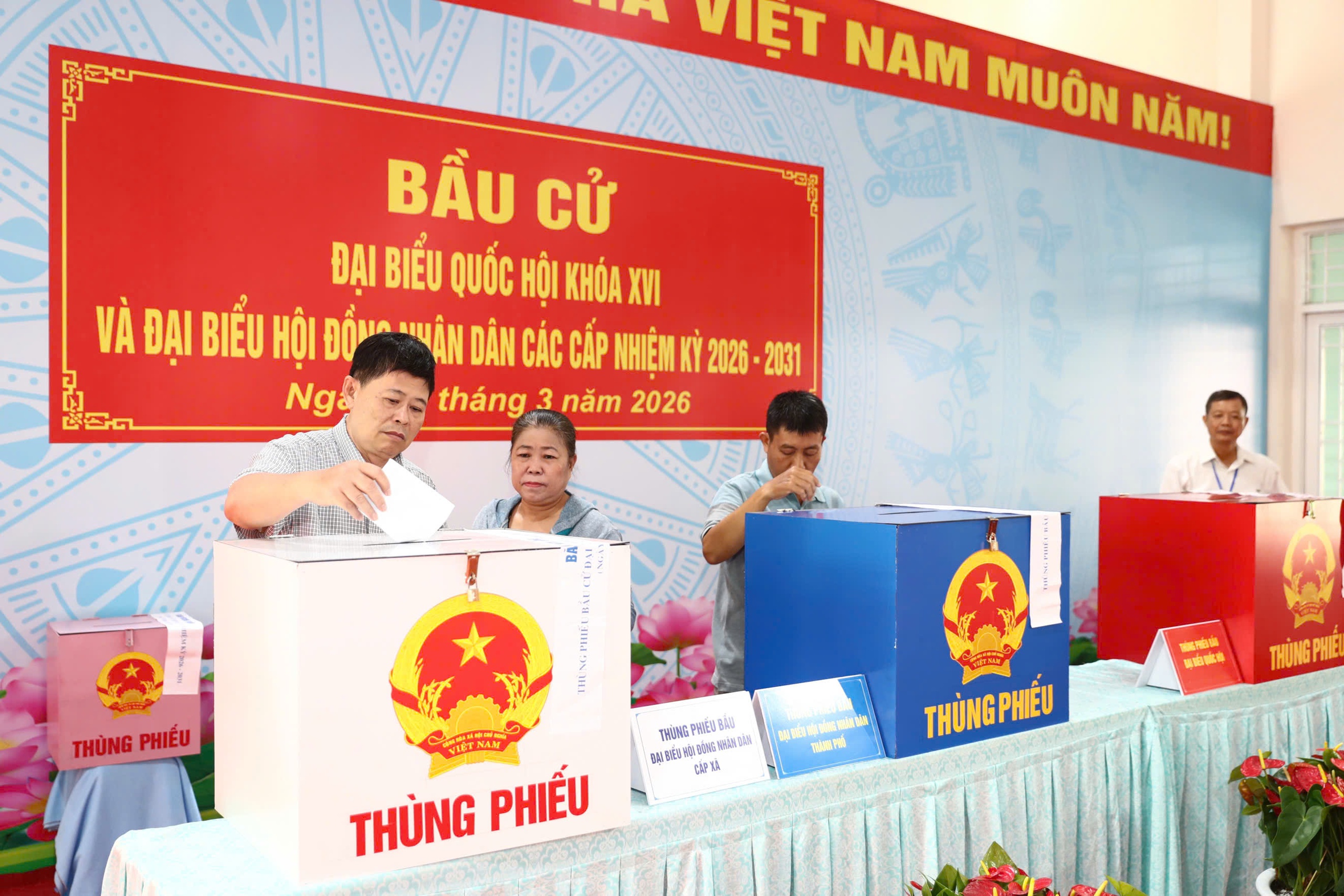 Chủ tịch Quốc hội, Bí thư Thành ủy TPHCM bỏ phiếu bầu cử tại xã Hóc Môn - Ảnh 15.
