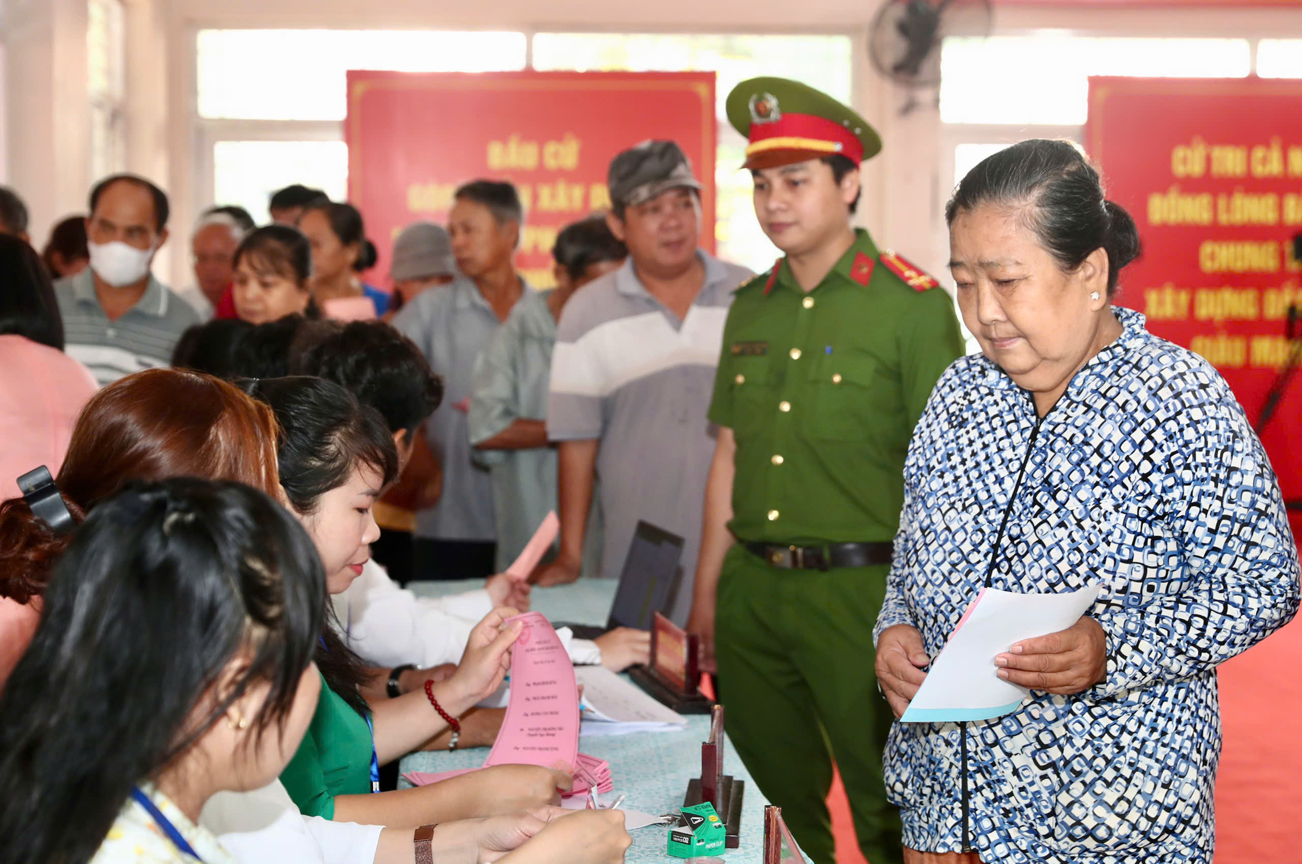 Chủ tịch Quốc hội, Bí thư Thành ủy TPHCM bỏ phiếu bầu cử tại xã Hóc Môn - Ảnh 17.