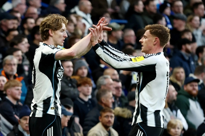 Gordon (trái) mừng bàn mở tỷ số với Barnes, trong trận đấu ở vòng 30 Ngoại hạng Anh, trên sân Stamford Bridge, London, Anh hôm 14/3. Ảnh: Reuters