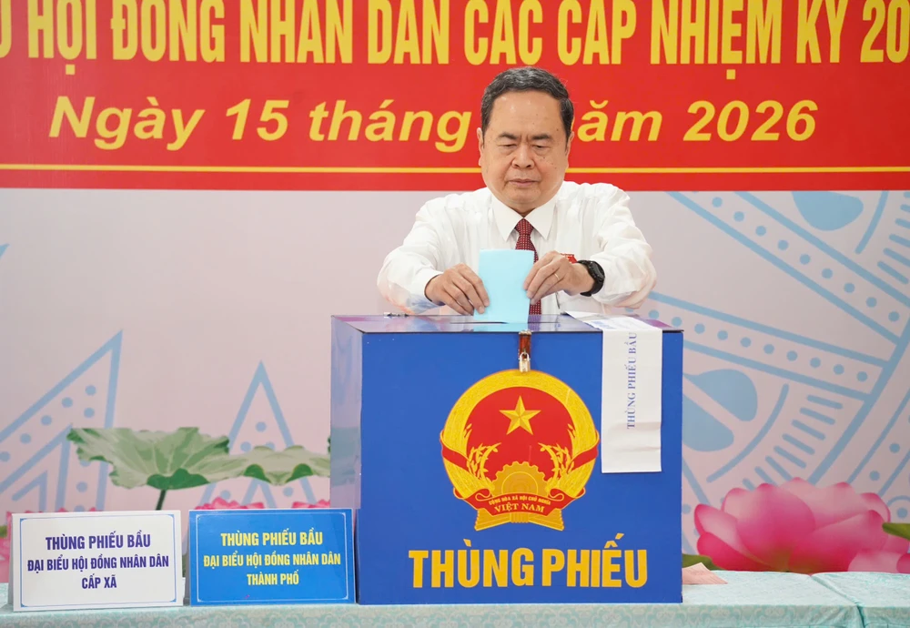 Chủ tịch Quốc hội Trần Thanh Mẫn bỏ phiếu bầu. Ảnh: THUẬN VĂN Chủ tịch Quốc hội Trần Thanh Mẫn: Đi bầu là quyền và trách nhiệm thiêng liêng của công dân cả nước-bau-cu-tphcm8.jpg