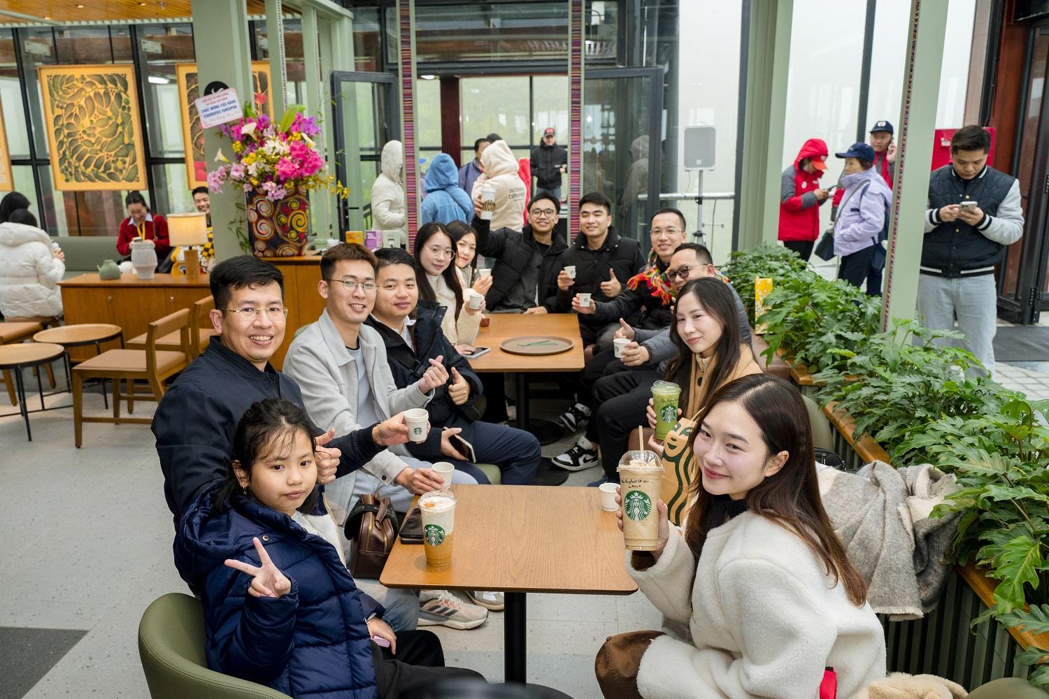 Không gian tại Starbucks Fansipan được thiết kế đa dạng với ấm cúng của màu gỗ, đặc sắc nét bản địa và vẫn mang hơi thở thiên nhiên.