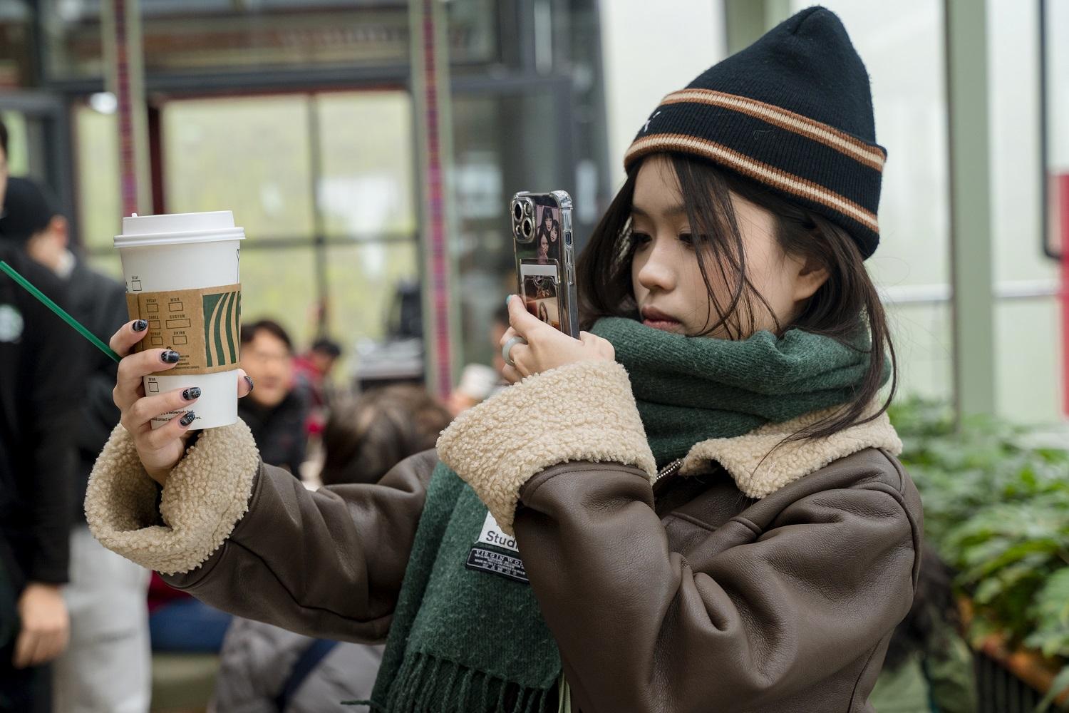 Du khách check-in thức uống đặc biệt tại Starbucks Fansipan.