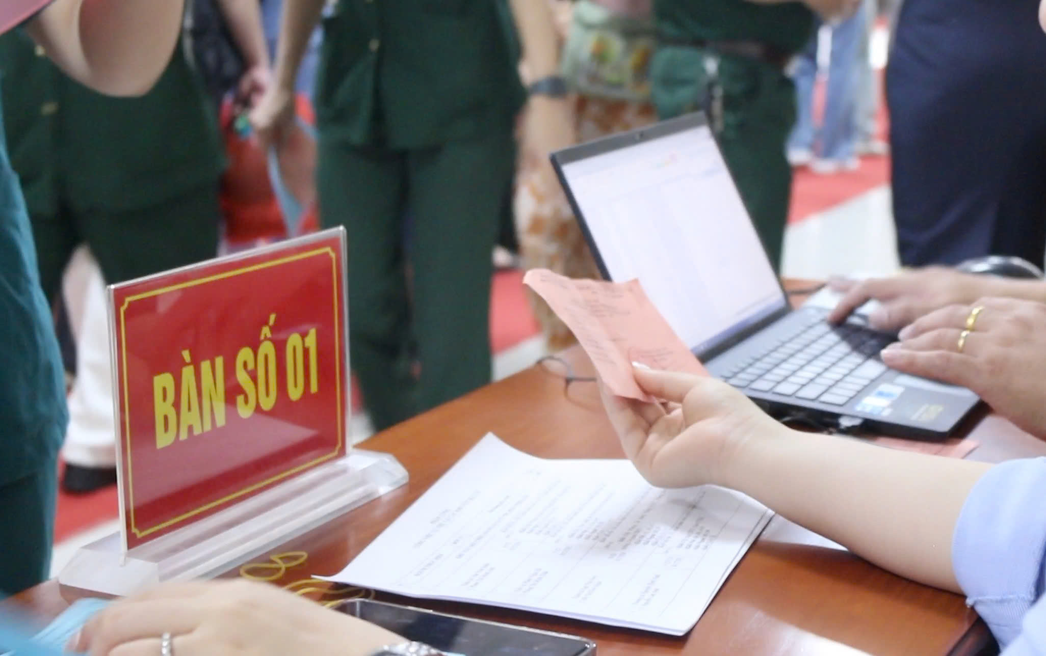 Mang thùng phiếu đến giường bệnh  - Ảnh 2.