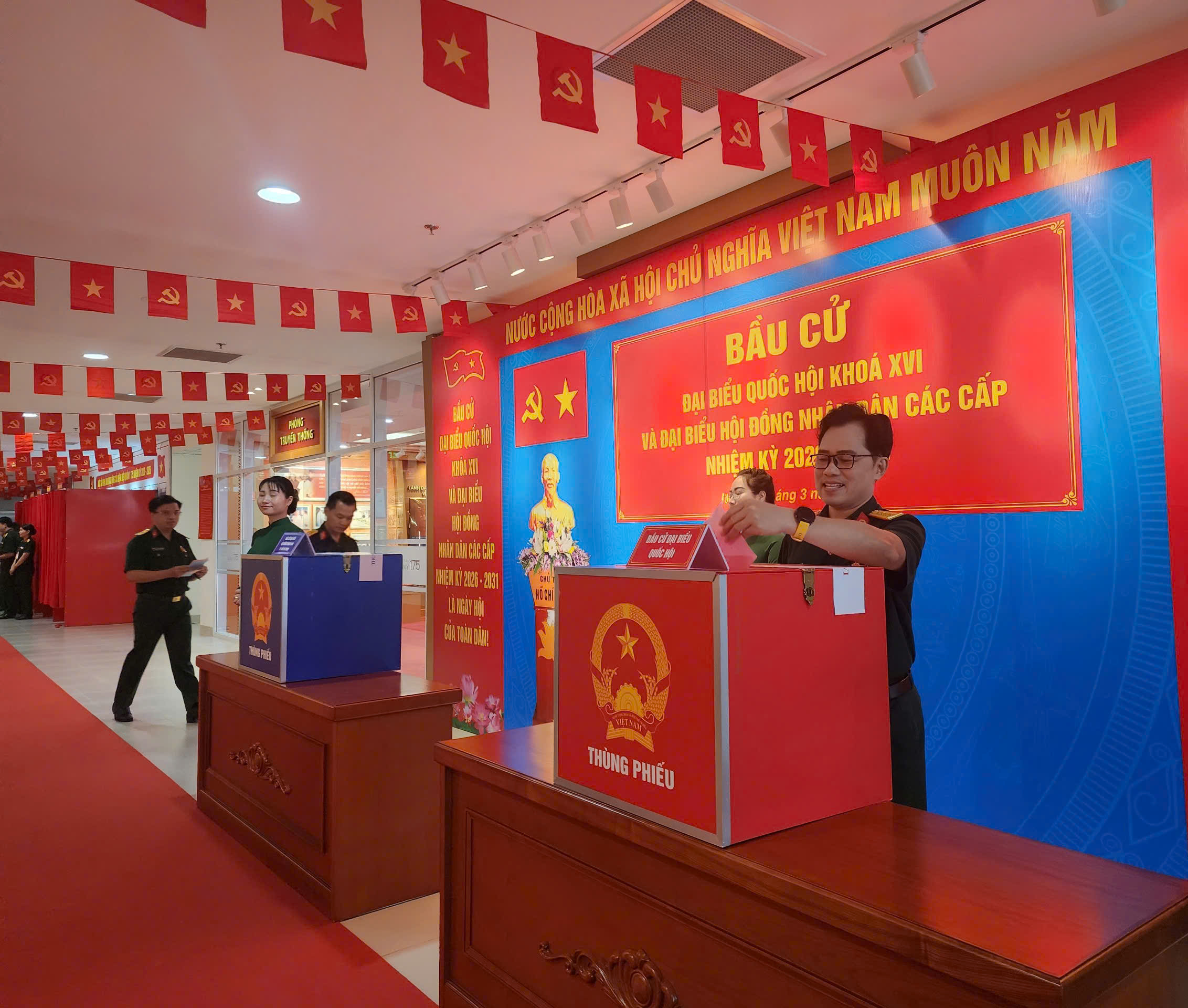 Mang thùng phiếu đến giường bệnh  - Ảnh 6.