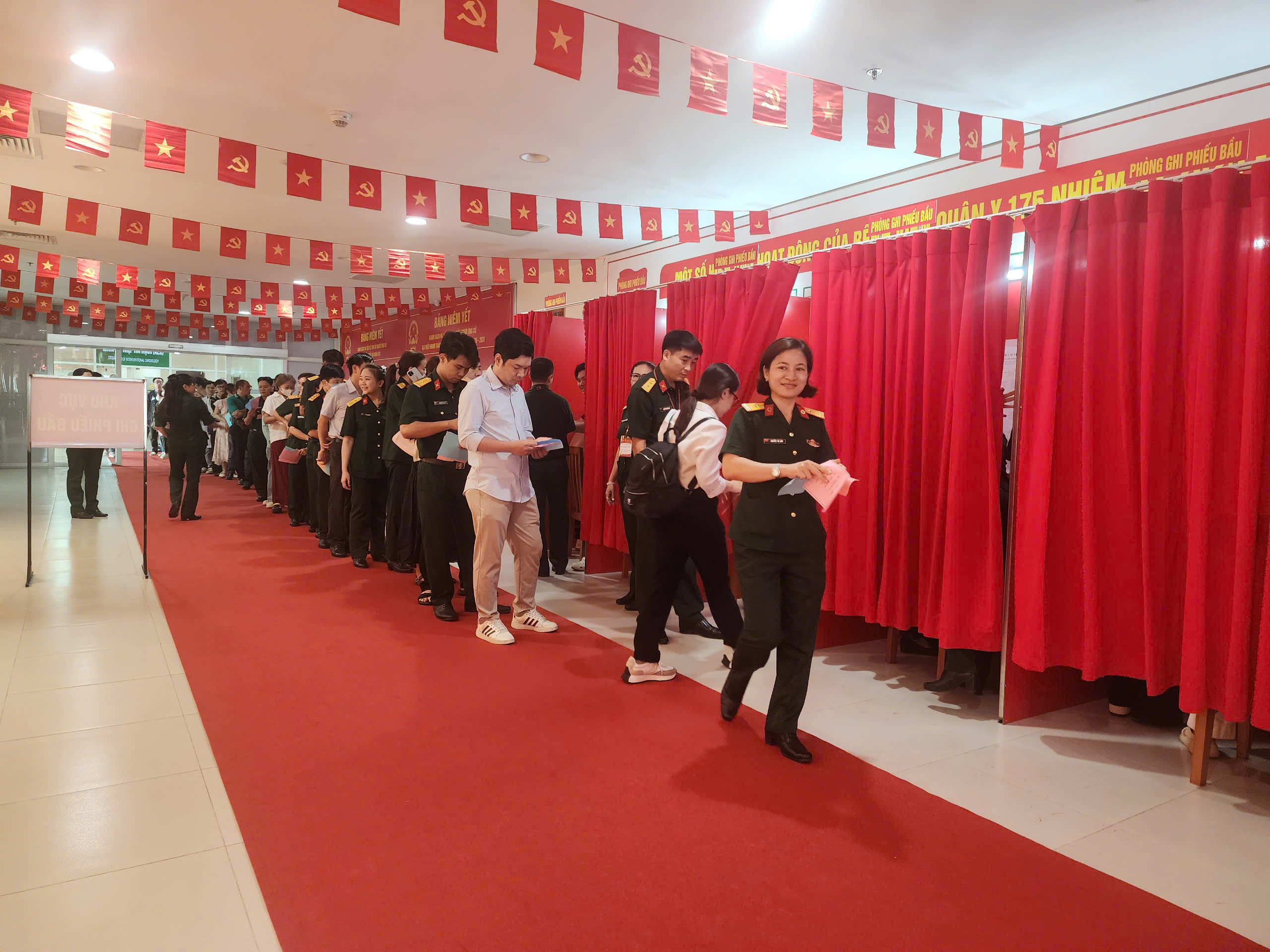 Mang thùng phiếu đến giường bệnh  - Ảnh 8.