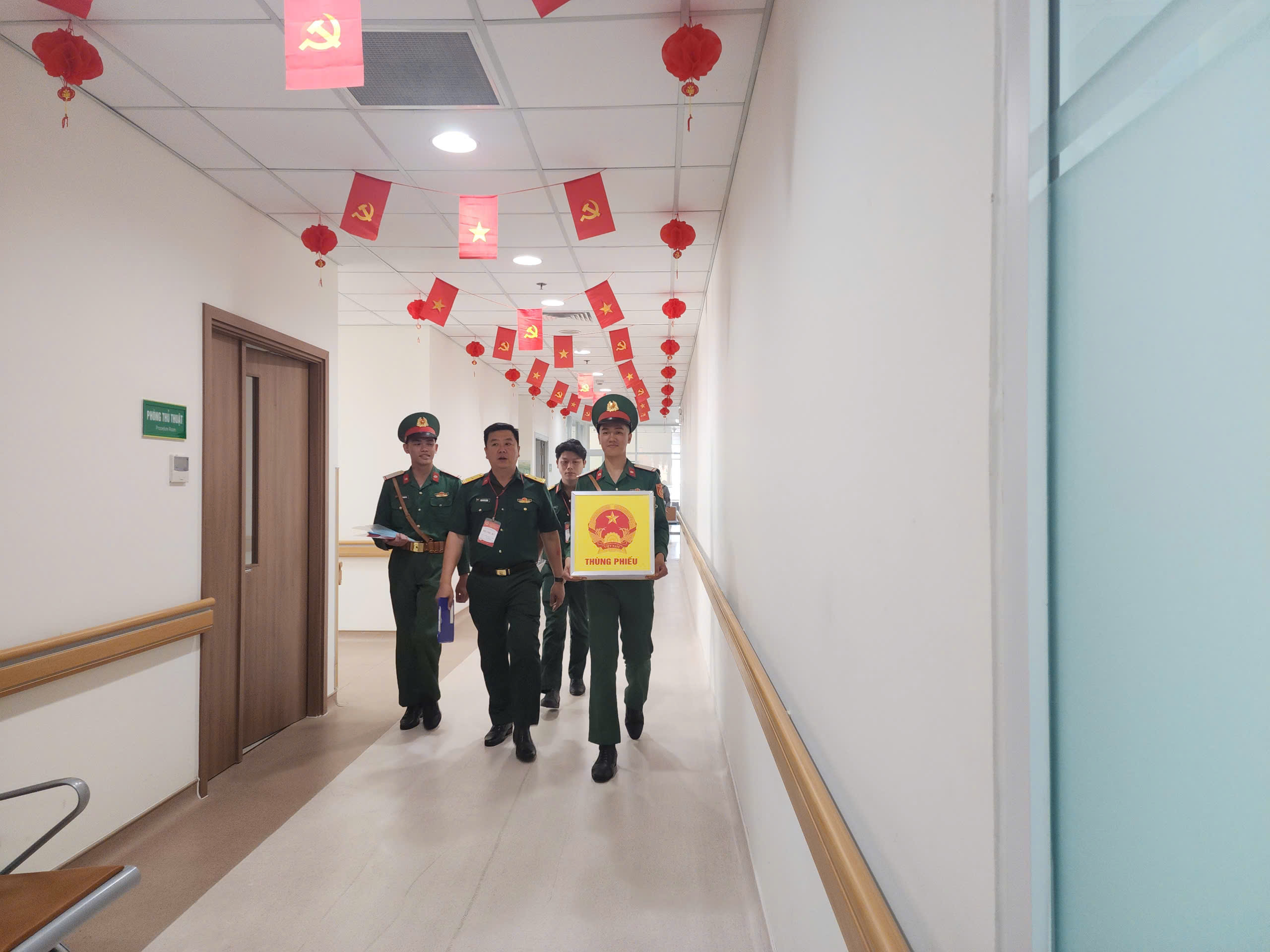 Mang thùng phiếu đến giường bệnh  - Ảnh 9.