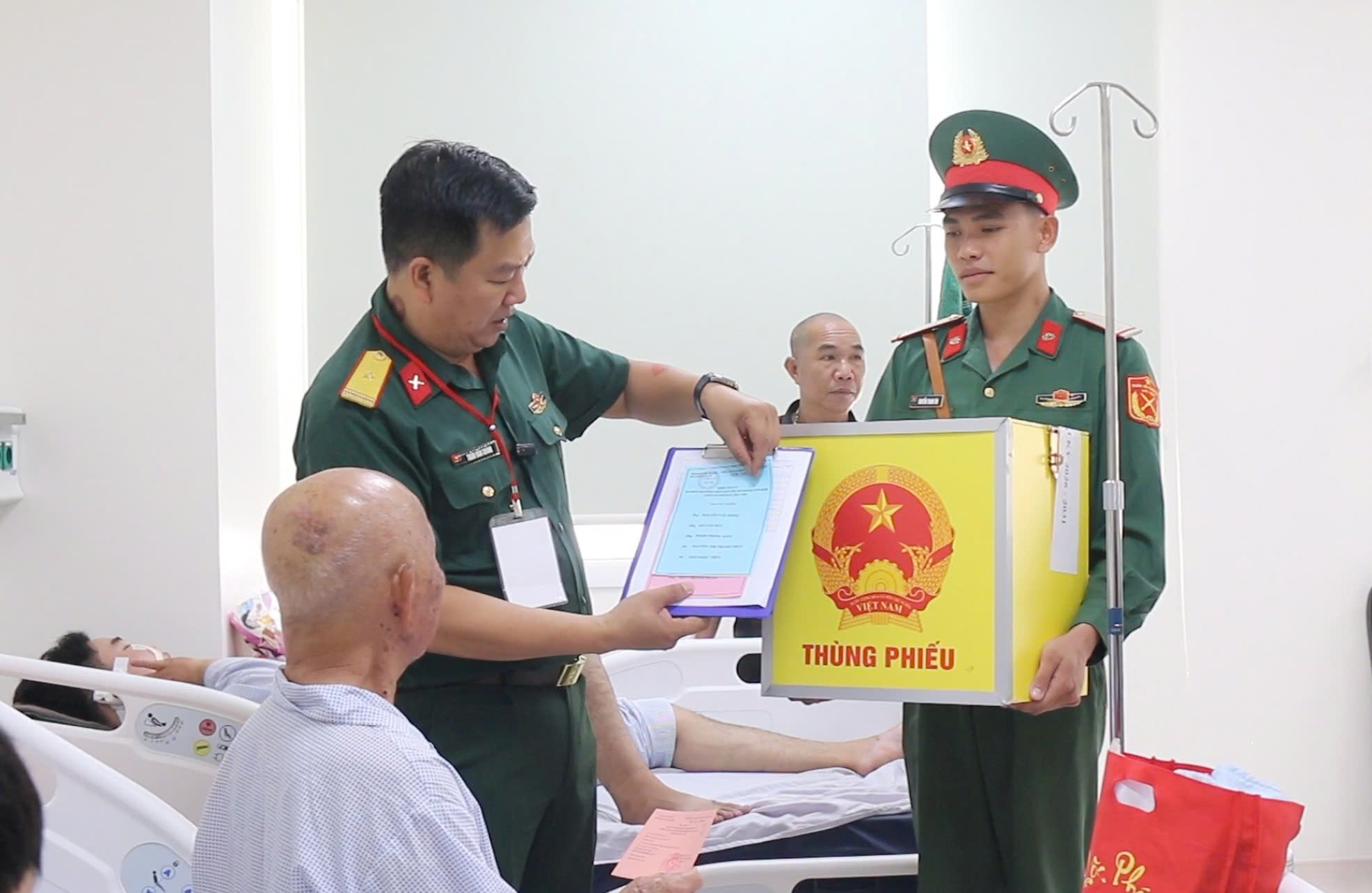 Mang thùng phiếu đến giường bệnh  - Ảnh 10.