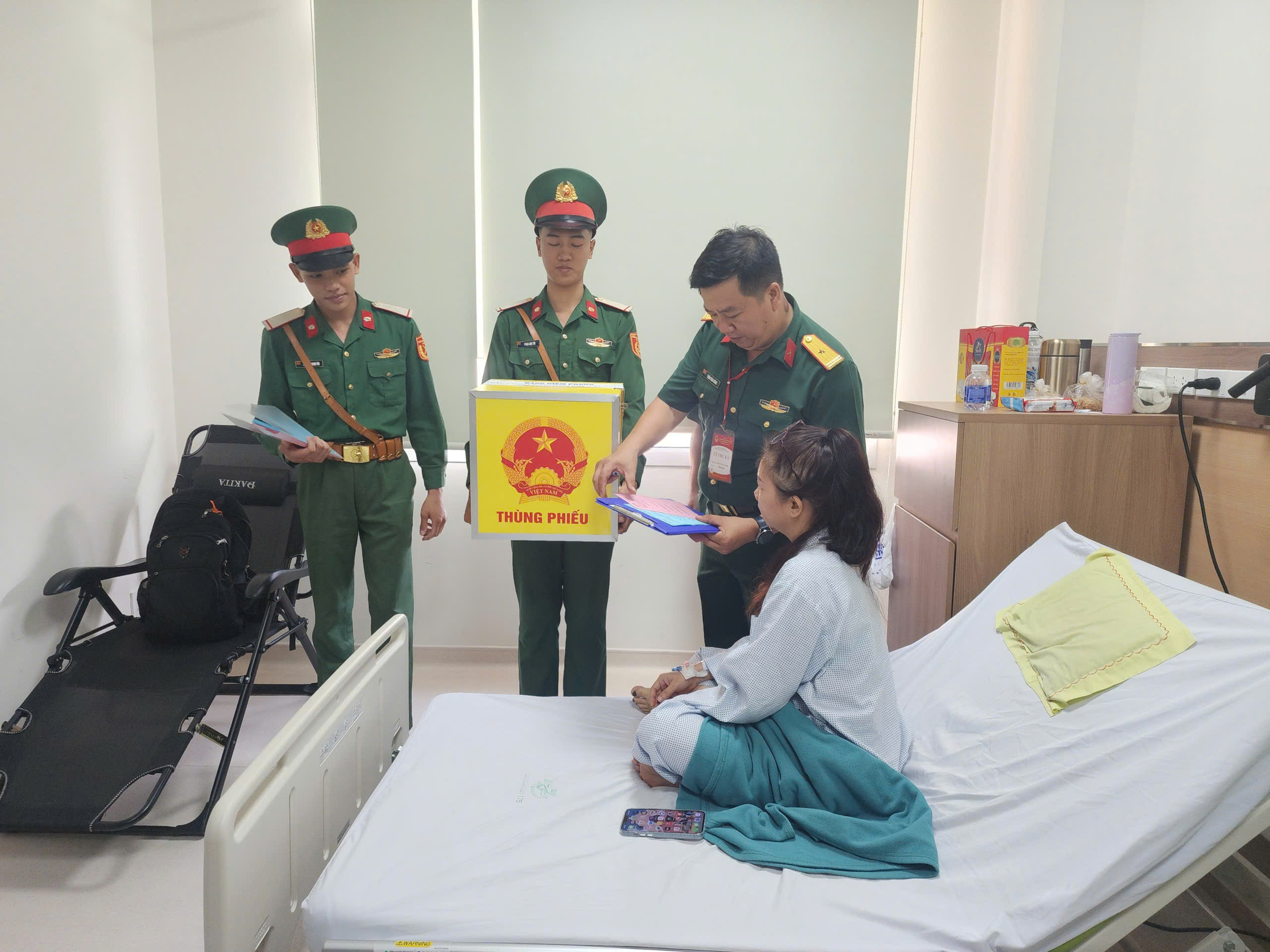Mang thùng phiếu đến giường bệnh  - Ảnh 12.