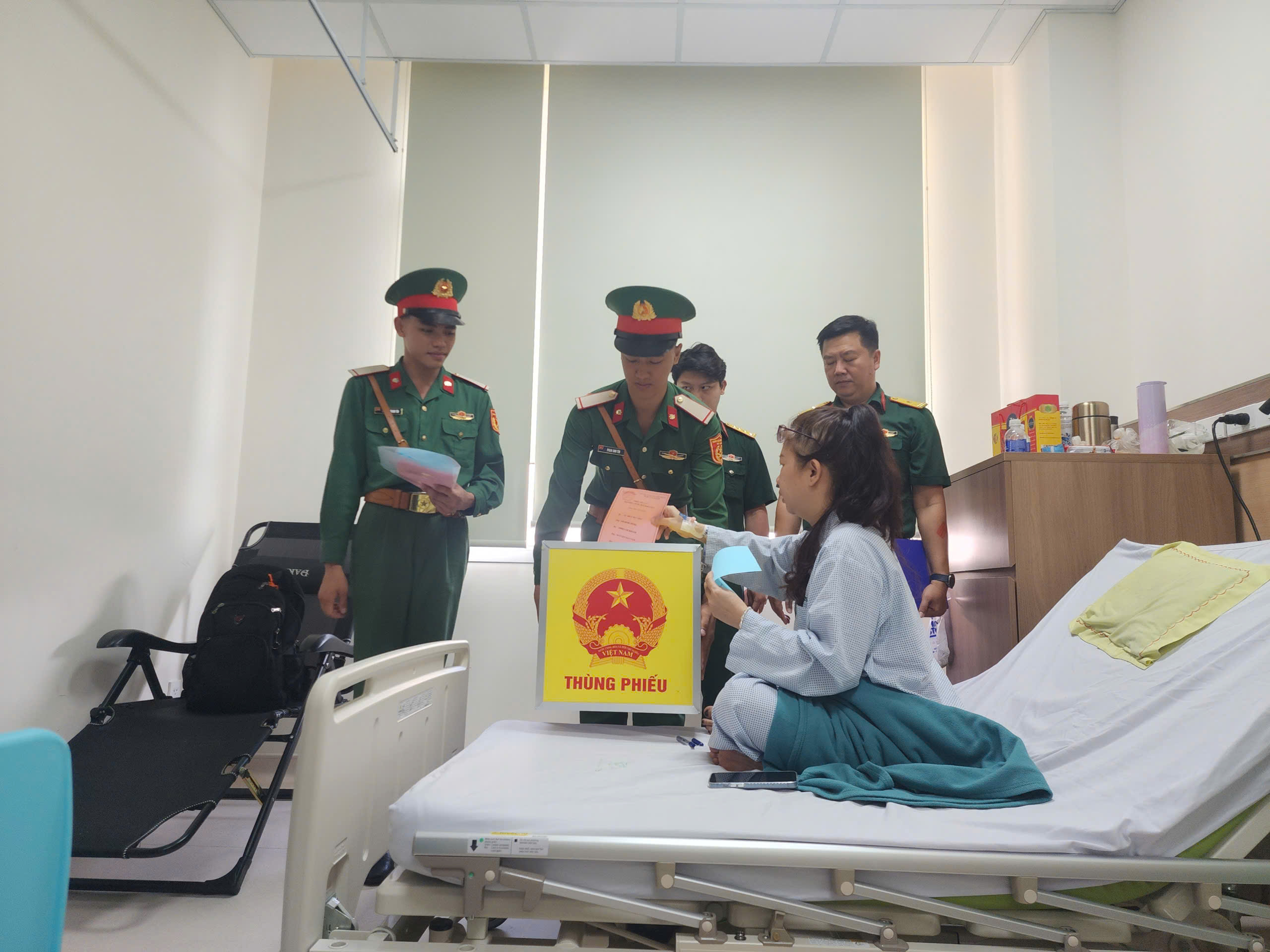 Mang thùng phiếu đến giường bệnh  - Ảnh 13.