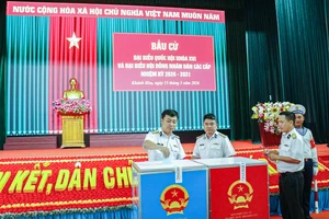 Cán bộ, chiến sĩ tàu ngầm nô nức đi bầu cử