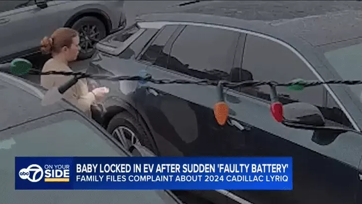 Em bé mắc kẹt 30 phút trong xe điện do lỗi ắc quy 12V, gia đình phải nhờ ChatGPT để mở cửa 2 xe điện - Ảnh 2.