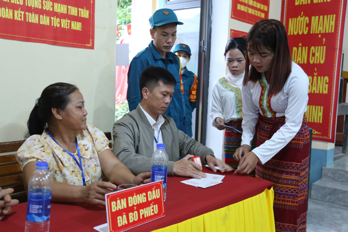 Người dân bản Rào Tre hoàn thành thủ tục bỏ phiếu. Ảnh: Đức Hùng