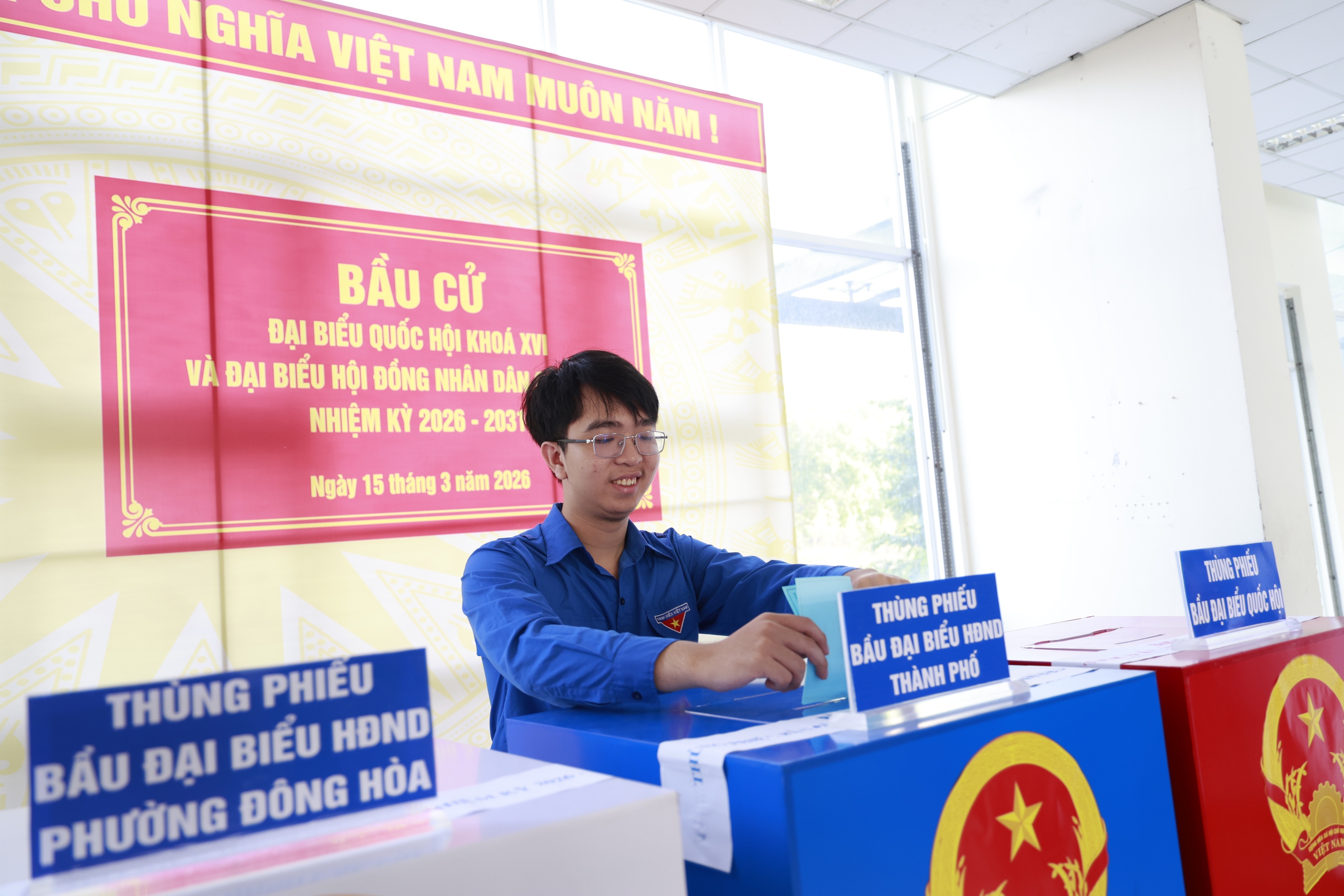 22.000 sinh viên ở ký túc xá ĐH Quốc gia TP.HCM đi bầu cử, nhiều bạn lần đầu cầm lá phiếu 2 bầu cử - Ảnh 2.