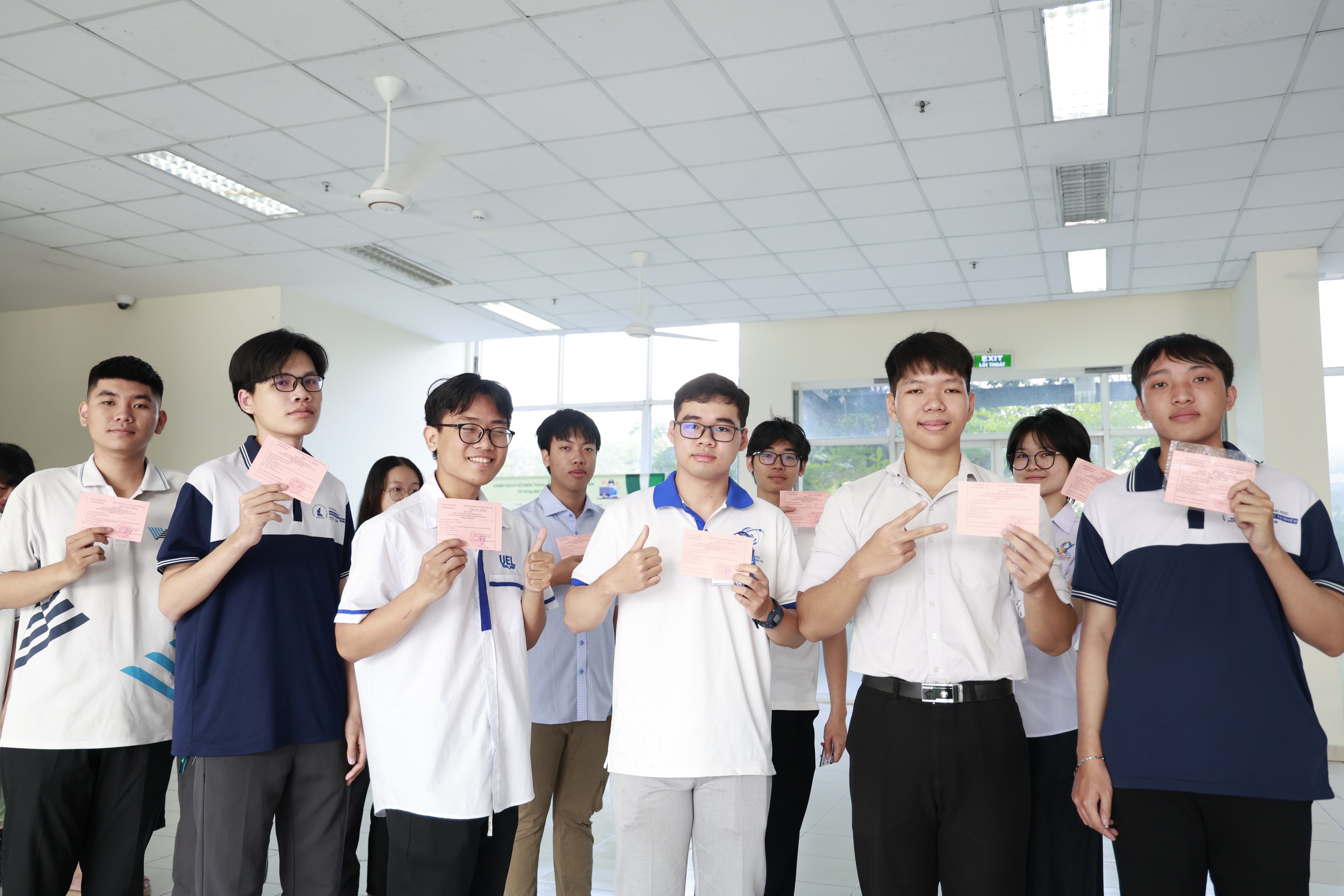 22.000 sinh viên ở ký túc xá ĐH Quốc gia TP.HCM đi bầu cử, nhiều bạn lần đầu cầm lá phiếu 5 bầu cử - Ảnh 5.