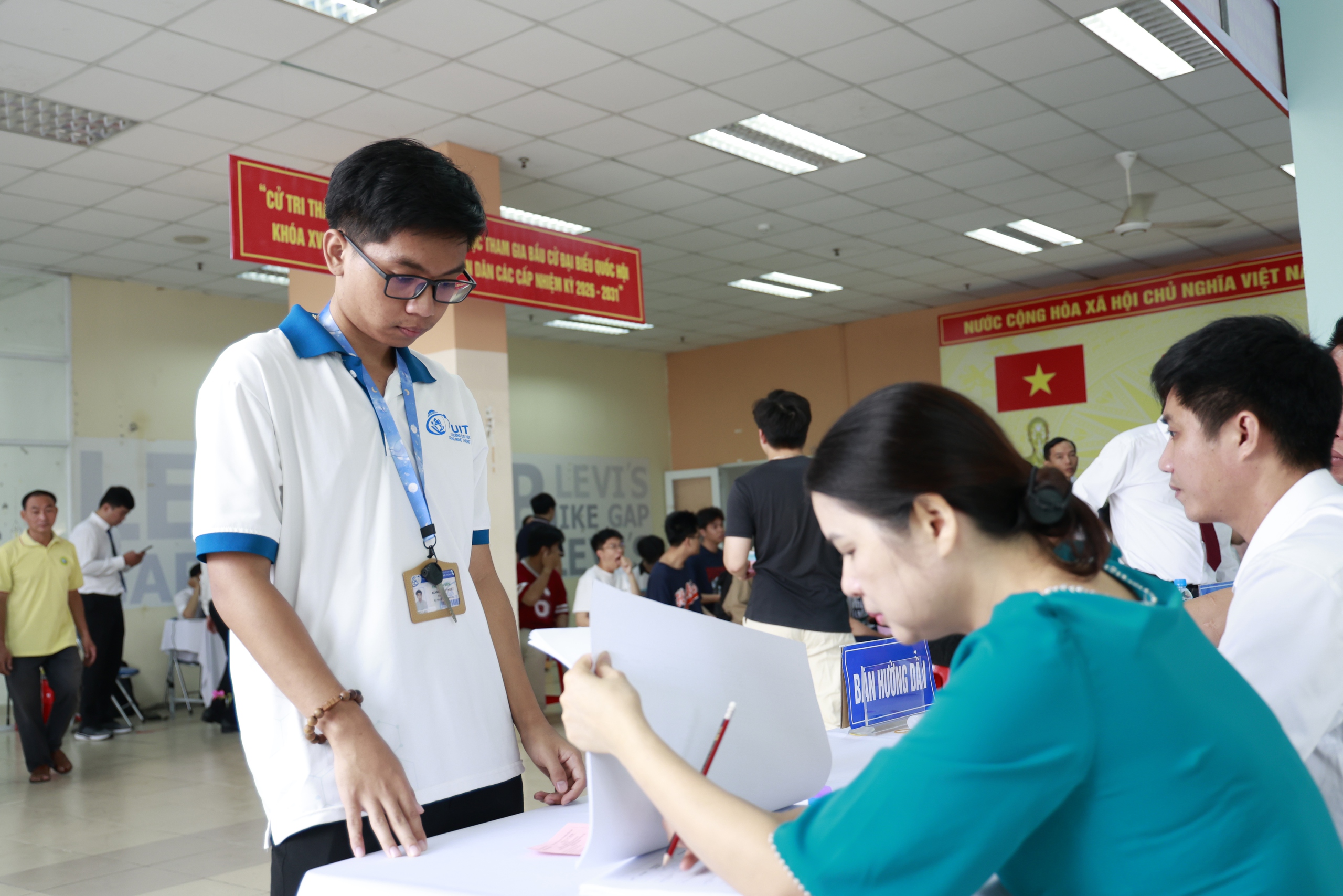 22.000 sinh viên ở ký túc xá ĐH Quốc gia TP.HCM đi bầu cử, nhiều bạn lần đầu cầm lá phiếu 6 bầu cử - Ảnh 6.