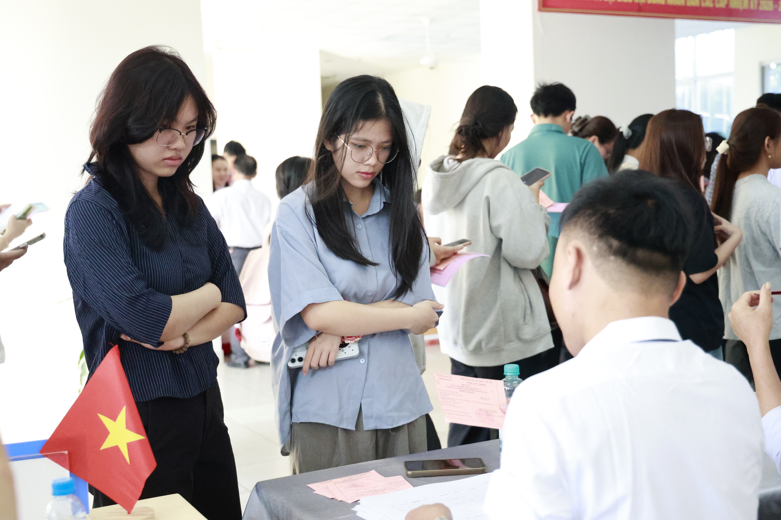 22.000 sinh viên ở ký túc xá ĐH Quốc gia TP.HCM đi bầu cử, nhiều bạn lần đầu cầm lá phiếu 7 bầu cử - Ảnh 7.