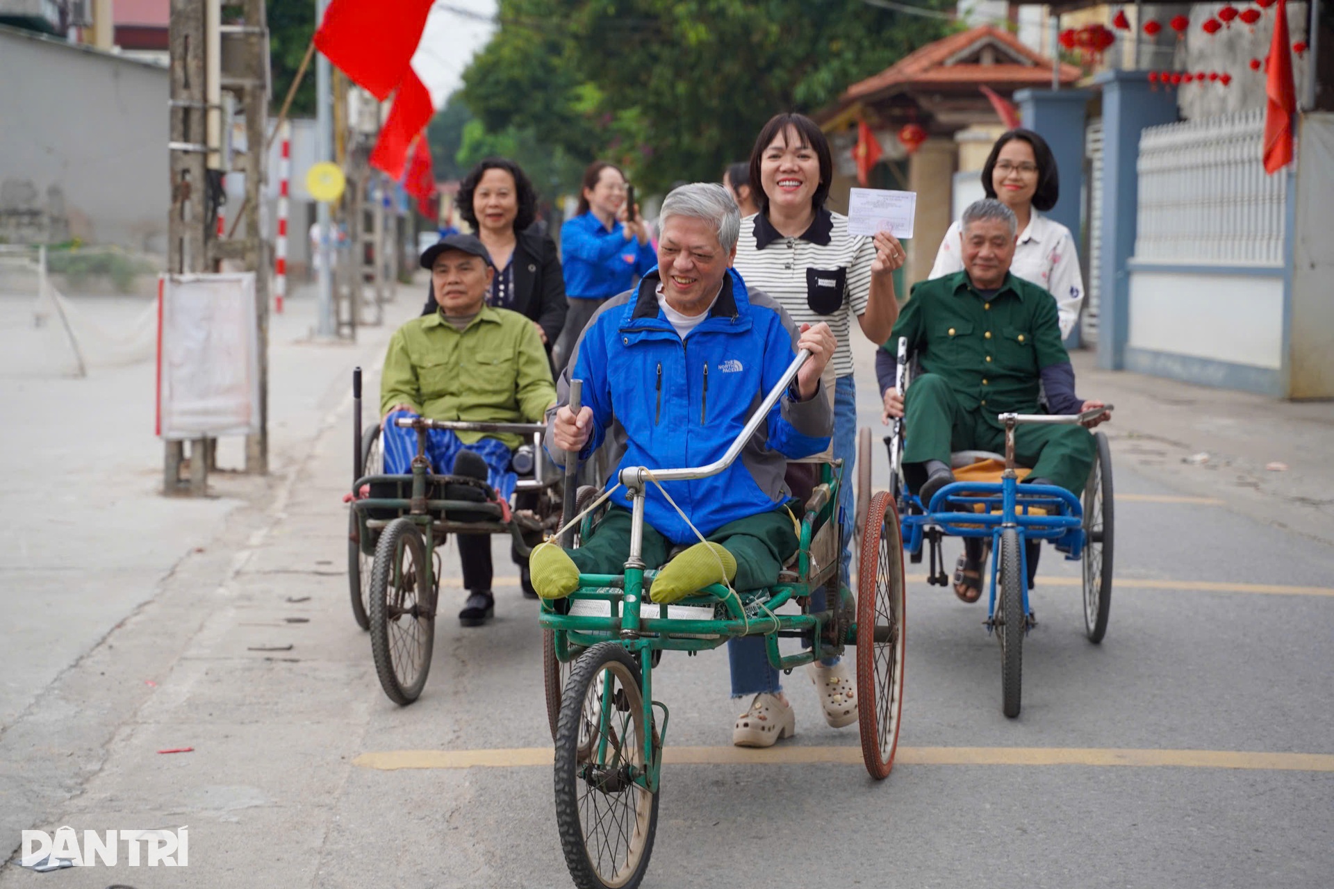 Những cử tri đặc biệt cưỡi ngựa sắt đi bầu cử - 6 Những cử tri đặc biệt cưỡi ngựa sắt đi bầu cử - 6