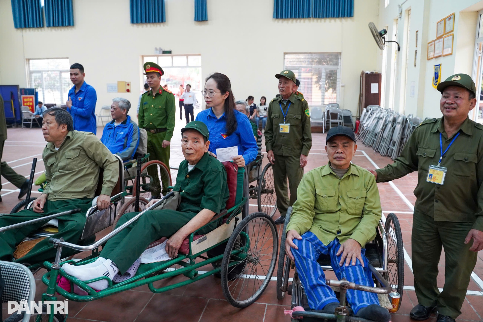 Những cử tri đặc biệt cưỡi ngựa sắt đi bầu cử - 8 Những cử tri đặc biệt cưỡi ngựa sắt đi bầu cử - 8