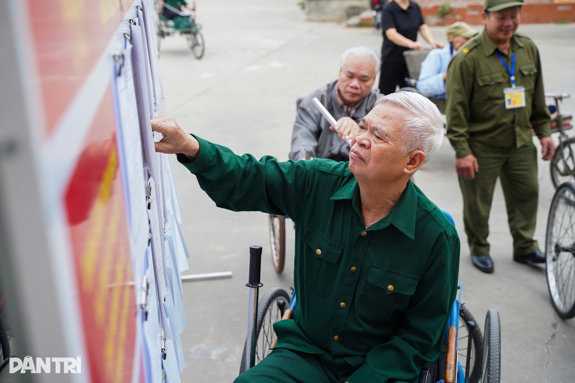 Những cử tri đặc biệt cưỡi ngựa sắt đi bầu cử - 9 Những cử tri đặc biệt cưỡi ngựa sắt đi bầu cử - 9