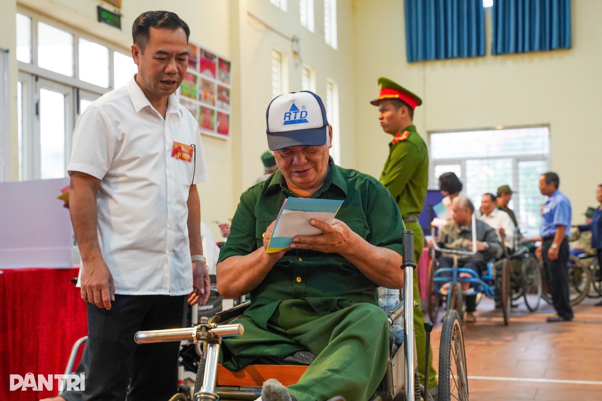 Những cử tri đặc biệt cưỡi ngựa sắt đi bầu cử - 13 Những cử tri đặc biệt cưỡi ngựa sắt đi bầu cử - 13