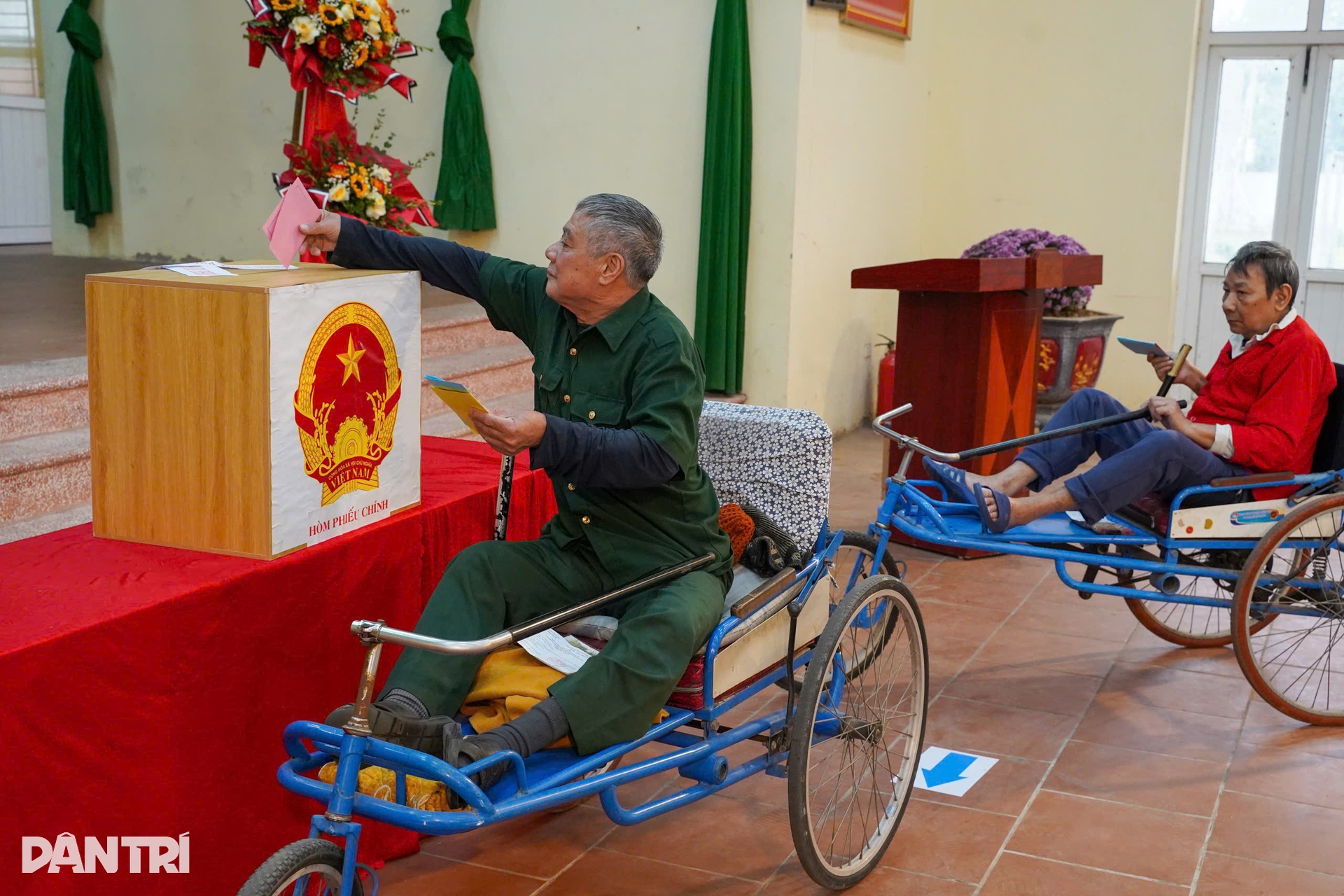 Những cử tri đặc biệt cưỡi ngựa sắt đi bầu cử - 14 Những cử tri đặc biệt cưỡi ngựa sắt đi bầu cử - 14