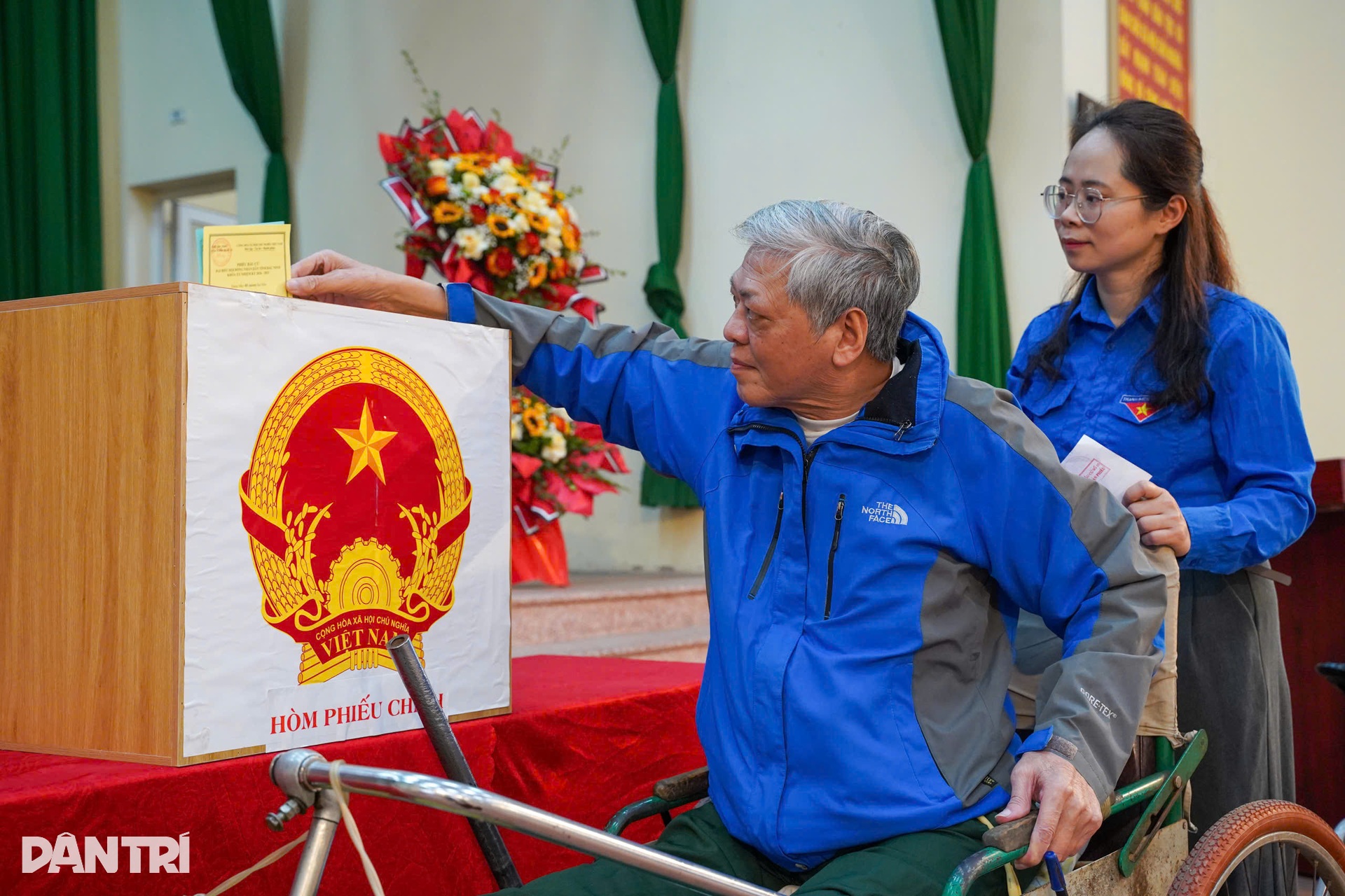 Những cử tri đặc biệt cưỡi ngựa sắt đi bầu cử - 15 Những cử tri đặc biệt cưỡi ngựa sắt đi bầu cử - 15