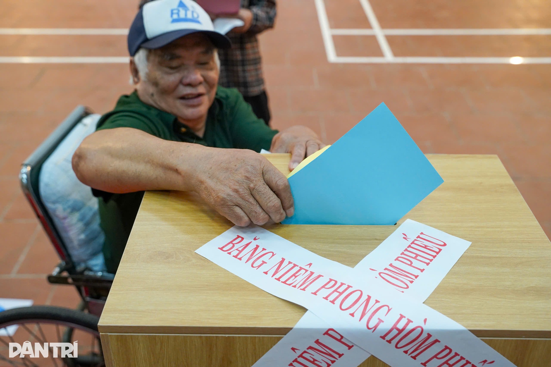 Những cử tri đặc biệt cưỡi ngựa sắt đi bầu cử - 16 Những cử tri đặc biệt cưỡi ngựa sắt đi bầu cử - 16