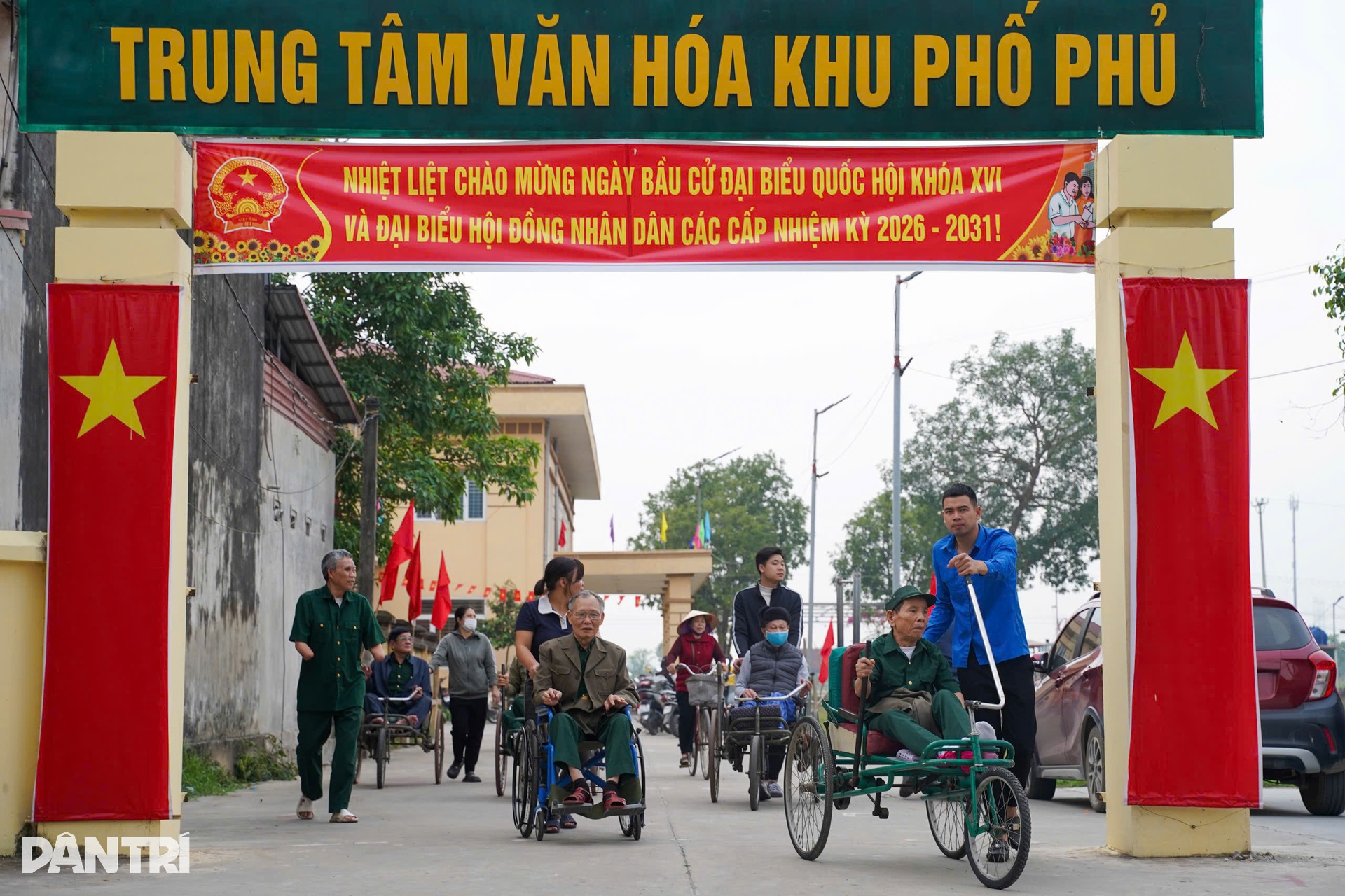 Những cử tri đặc biệt cưỡi ngựa sắt đi bầu cử - 17 Những cử tri đặc biệt cưỡi ngựa sắt đi bầu cử - 17