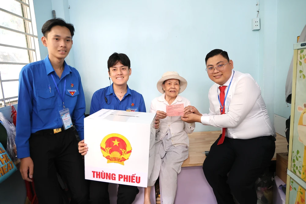 Cụ Nguyễn Thị Liễu (85 tuổi) bỏ phiếu ngay tại phòng bảo vệ trước điểm bầu cử số 2. Ảnh: LÊ THOA cu-tri-tp.hcm-di-bau-lethoa-1.JPG