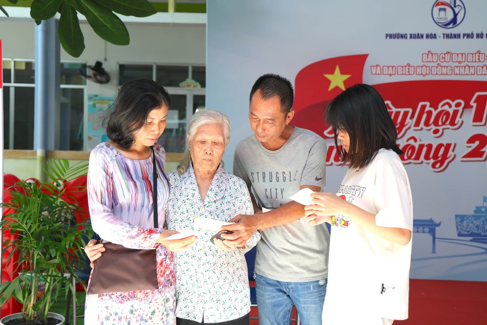 Gia đình 3 thế hệ của cụ Mai Thị Lĩnh tại điểm bầu cử. Ảnh: LÊ THOA cu-tri-tp.hcm-di-bau-lethoa-13.JPG