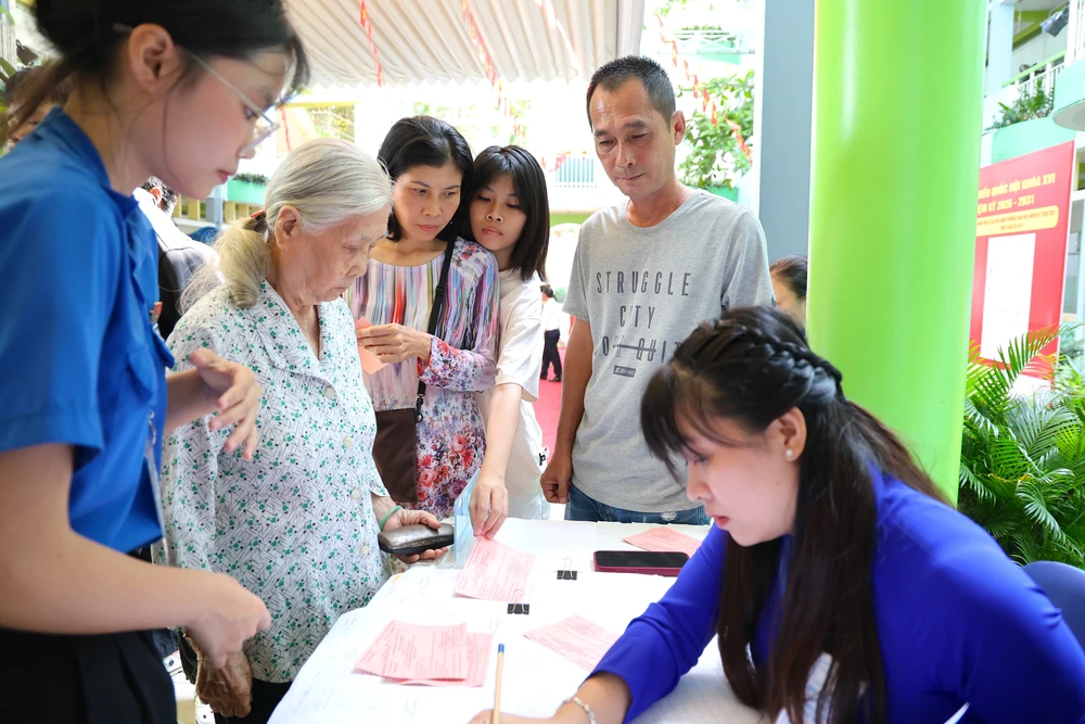 Gia đình cụ Lĩnh được ưu tiên bỏ phiếu nhanh. Ảnh: LÊ THOA cu-tri-tp.hcm-di-bau-lethoa-14.JPG