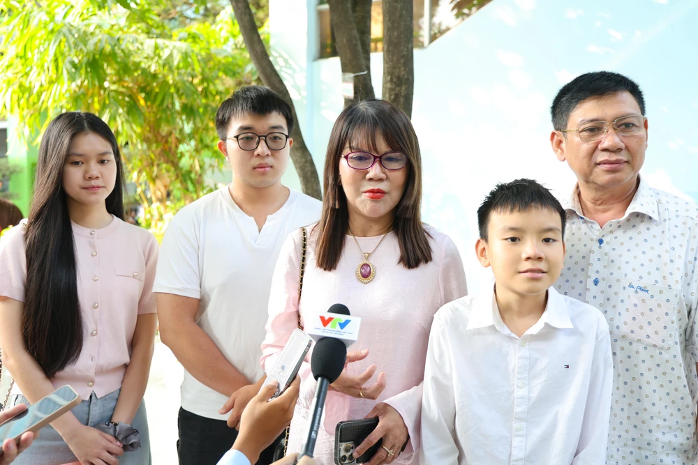 Gia đình bà Cúc đến điểm bầu cử. Ảnh: LÊ THOA cu-tri-tp.hcm-di-bau-lethoa-4.JPG