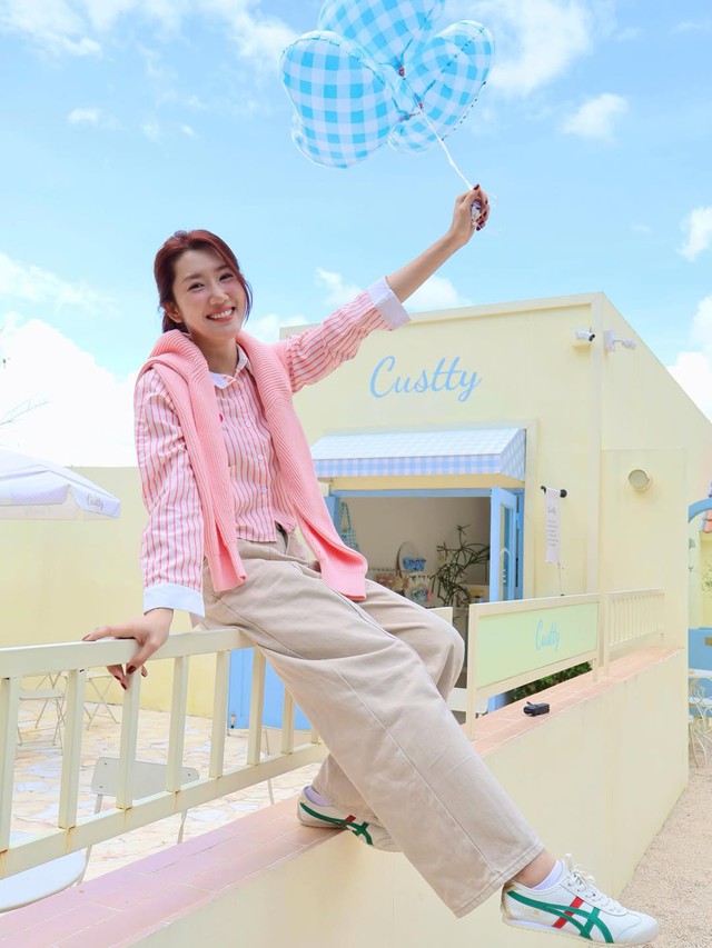 Diện trang phục kẻ sọc dọc, nàng dễ dàng 'ăn gian' chiều cao đầy tinh tế- Ảnh 4.