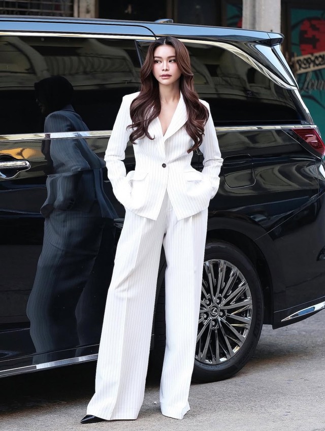 Diện trang phục kẻ sọc dọc, nàng dễ dàng 'ăn gian' chiều cao đầy tinh tế- Ảnh 10.