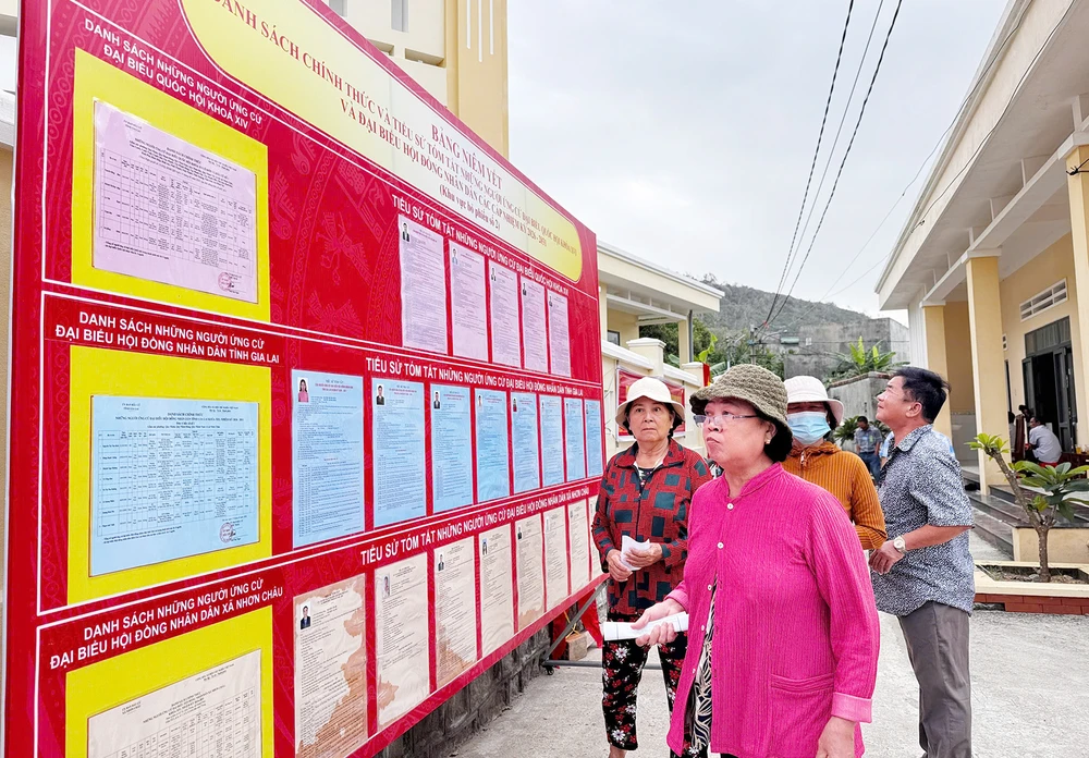 Cử tri trên xã đảo Nhơn Châu quan tâm, tìm hiểu thông tin về các ứng cử viên trước khi bỏ phiếu bầu. Mong-uoc-cu-tri-Gia-Lai-4.jpg