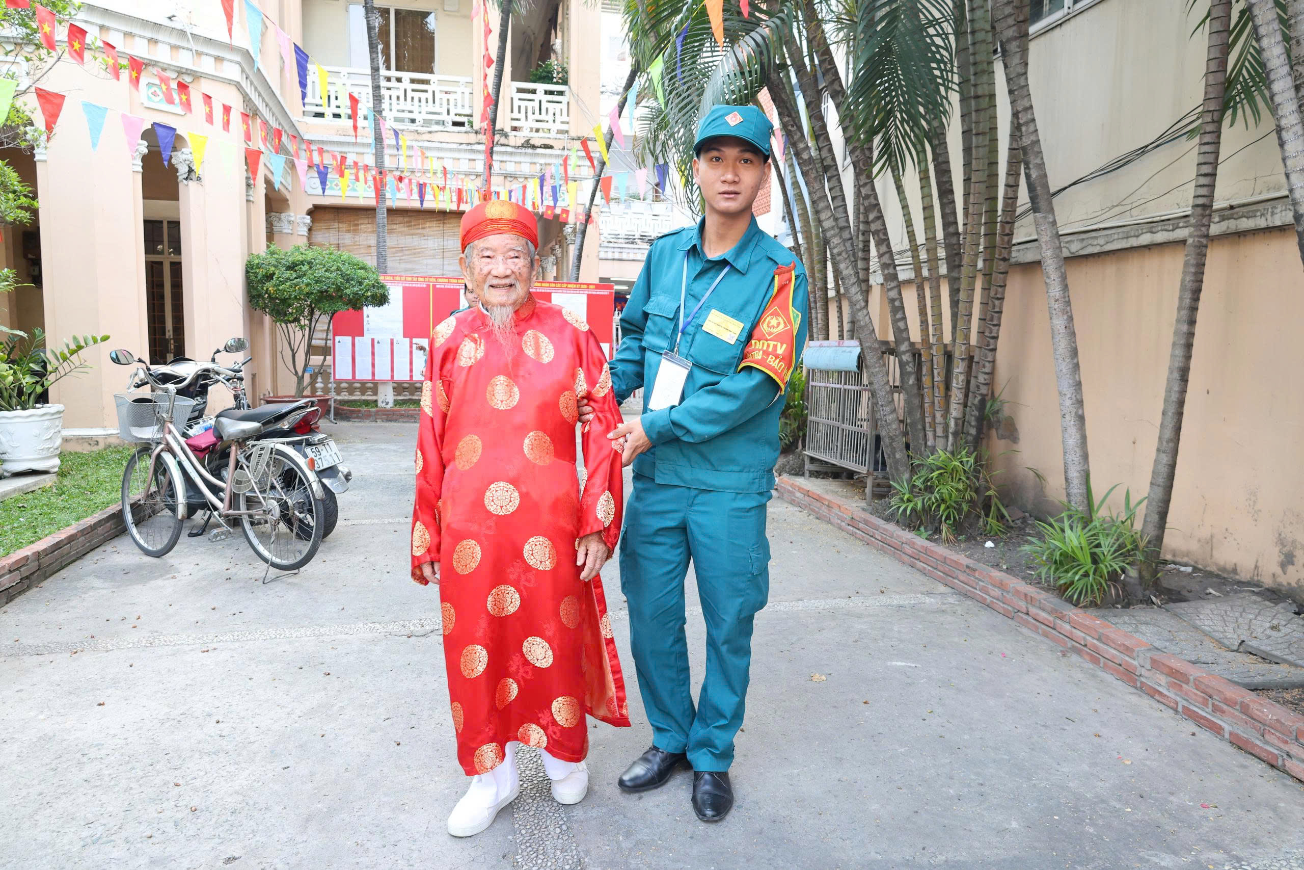 Xúc động nhà nghiên cứu Nguyễn Đình Tư 106 tuổi trong áo dài đỏ đi bầu cử 2 Hình ảnh xúc động: Nhà nghiêu cứu Nguyễn Đình Tư 106 tuổi trong áo dài đỏ đi bầu cử - Ảnh 2.