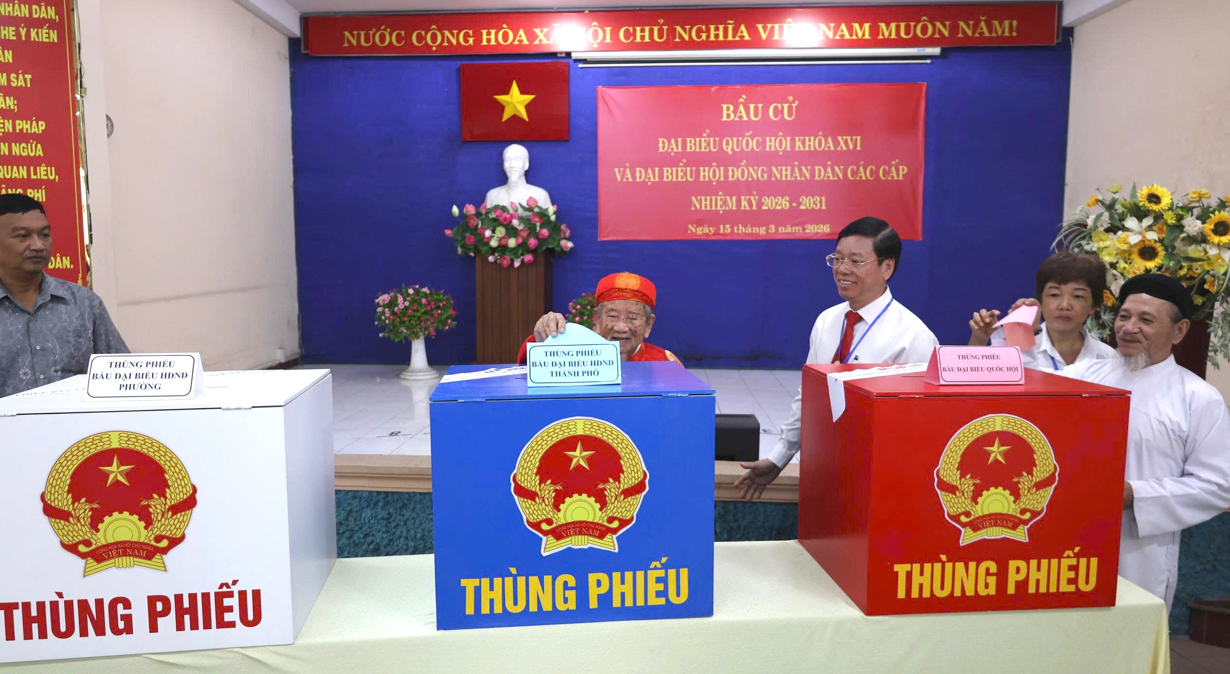 Xúc động nhà nghiên cứu Nguyễn Đình Tư 106 tuổi trong áo dài đỏ đi bầu cử 6 Hình ảnh xúc động: Nhà nghiêu cứu Nguyễn Đình Tư 106 tuổi trong áo dài đỏ đi bầu cử - Ảnh 6.