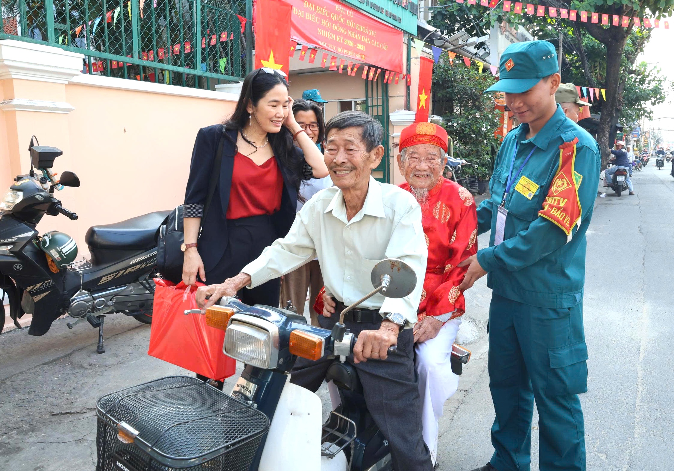 Xúc động nhà nghiên cứu Nguyễn Đình Tư 106 tuổi trong áo dài đỏ đi bầu cử 7 Hình ảnh xúc động: Nhà nghiêu cứu Nguyễn Đình Tư 106 tuổi trong áo dài đỏ đi bầu cử - Ảnh 7.