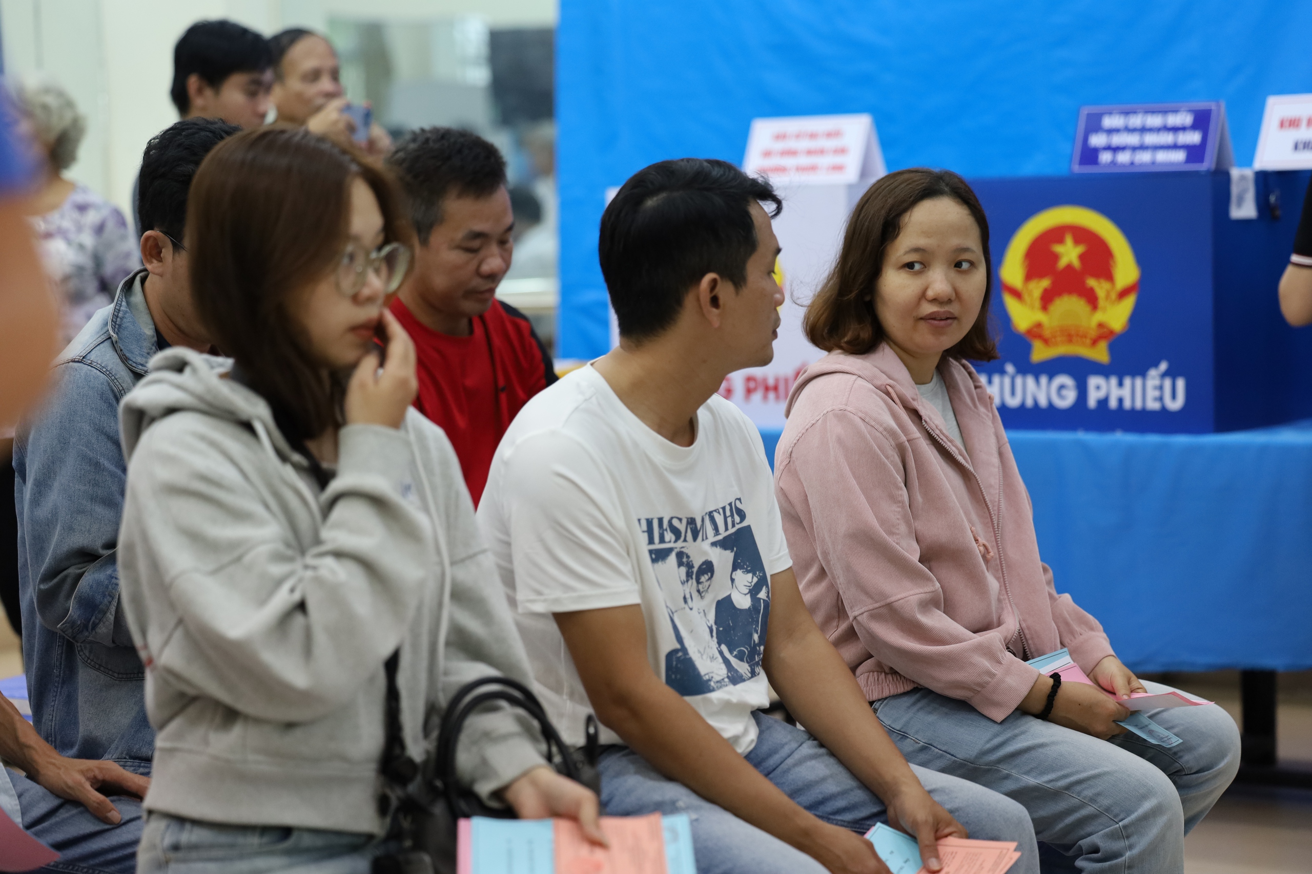 Video: Lá phiếu đầu đời của cử tri trẻ TPHCM - Ảnh 3.