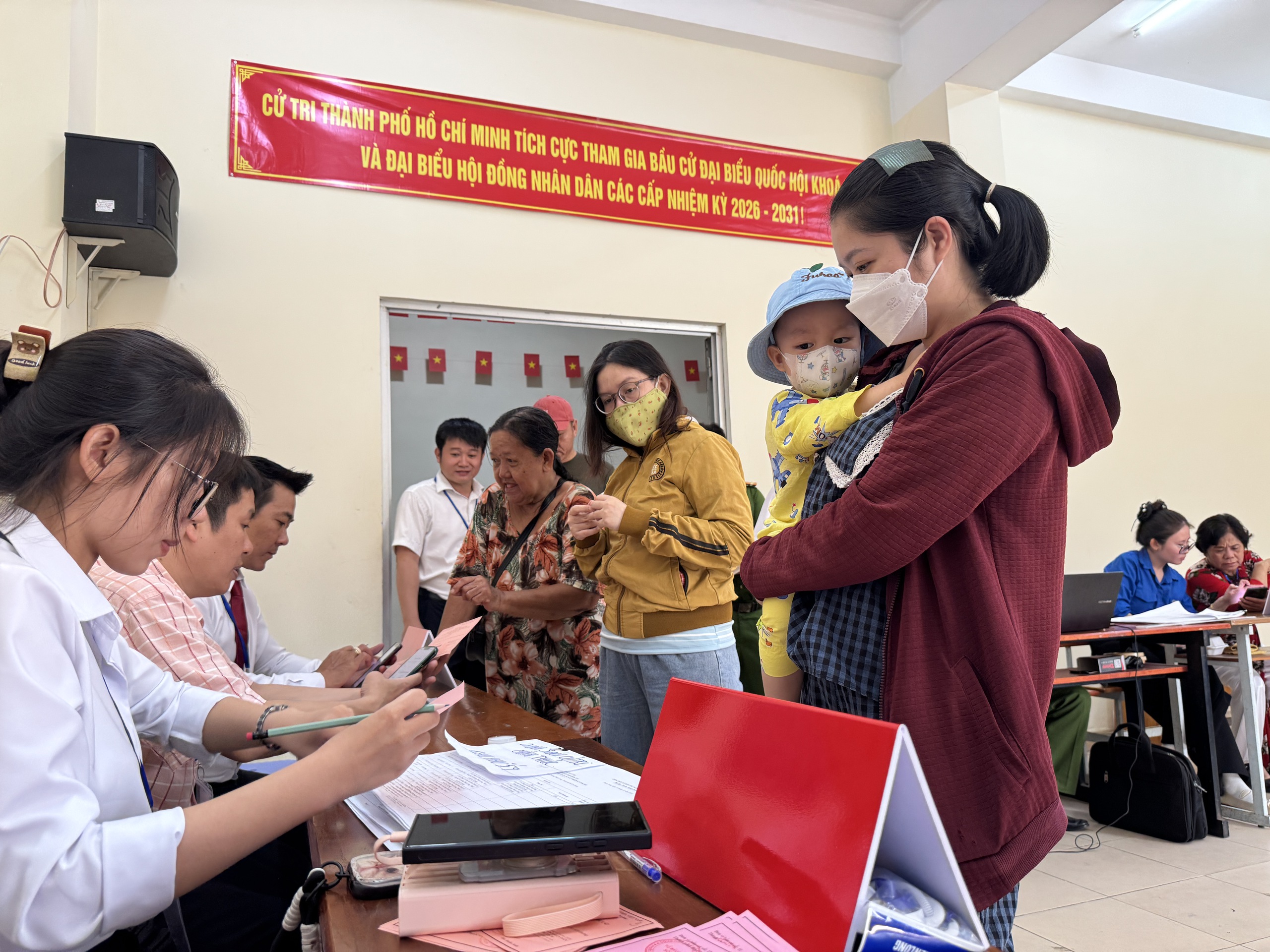 Video: Lá phiếu đầu đời của cử tri trẻ TPHCM - Ảnh 4.