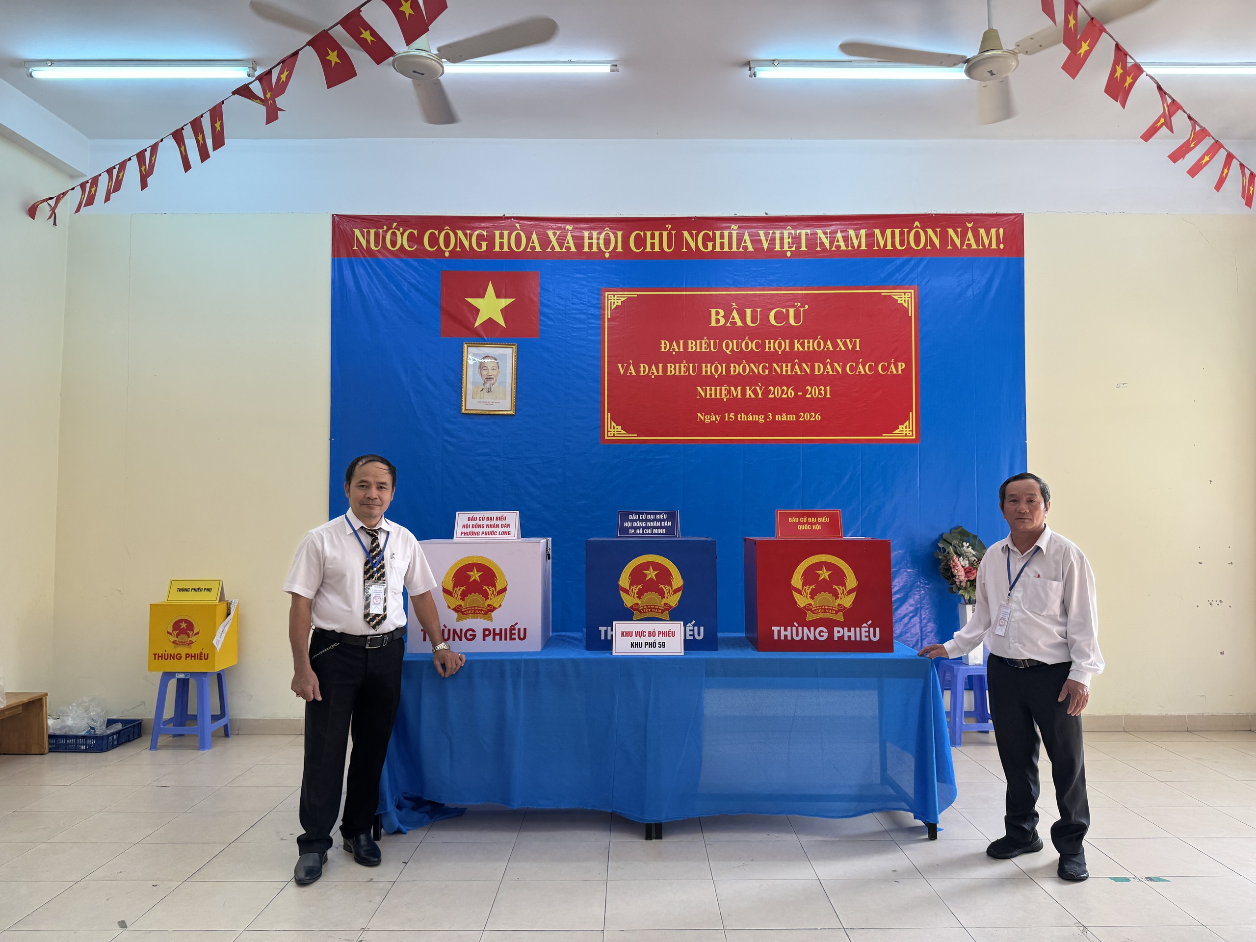 Video: Lá phiếu đầu đời của cử tri trẻ TPHCM - Ảnh 5.