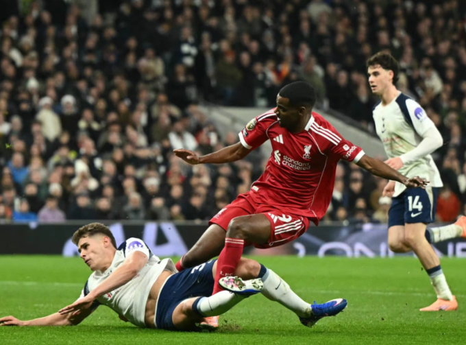 Alexander Isak (áo đỏ) chấn thương sau pha vào bóng của Micky van de Ven trong trận Liverpool thắng Tottenham 2-1 trên sân Tottenham Hotspur, London ngày 20/12/2025. Ảnh: AFP