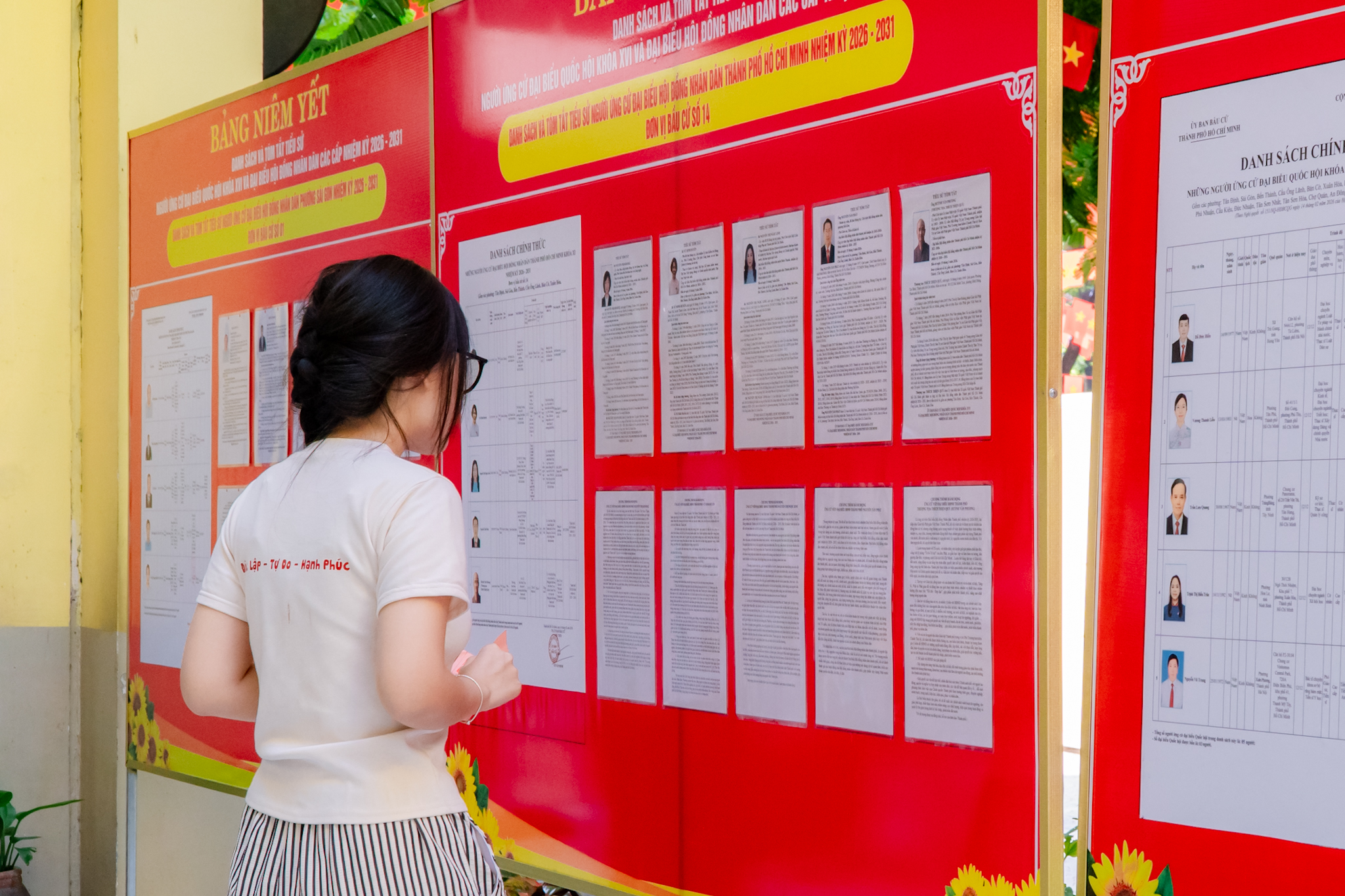 VIDEO: Cử tri trẻ háo hức đi bỏ phiếu, lần đầu tiên được “check in” bầu cử - Ảnh 5.